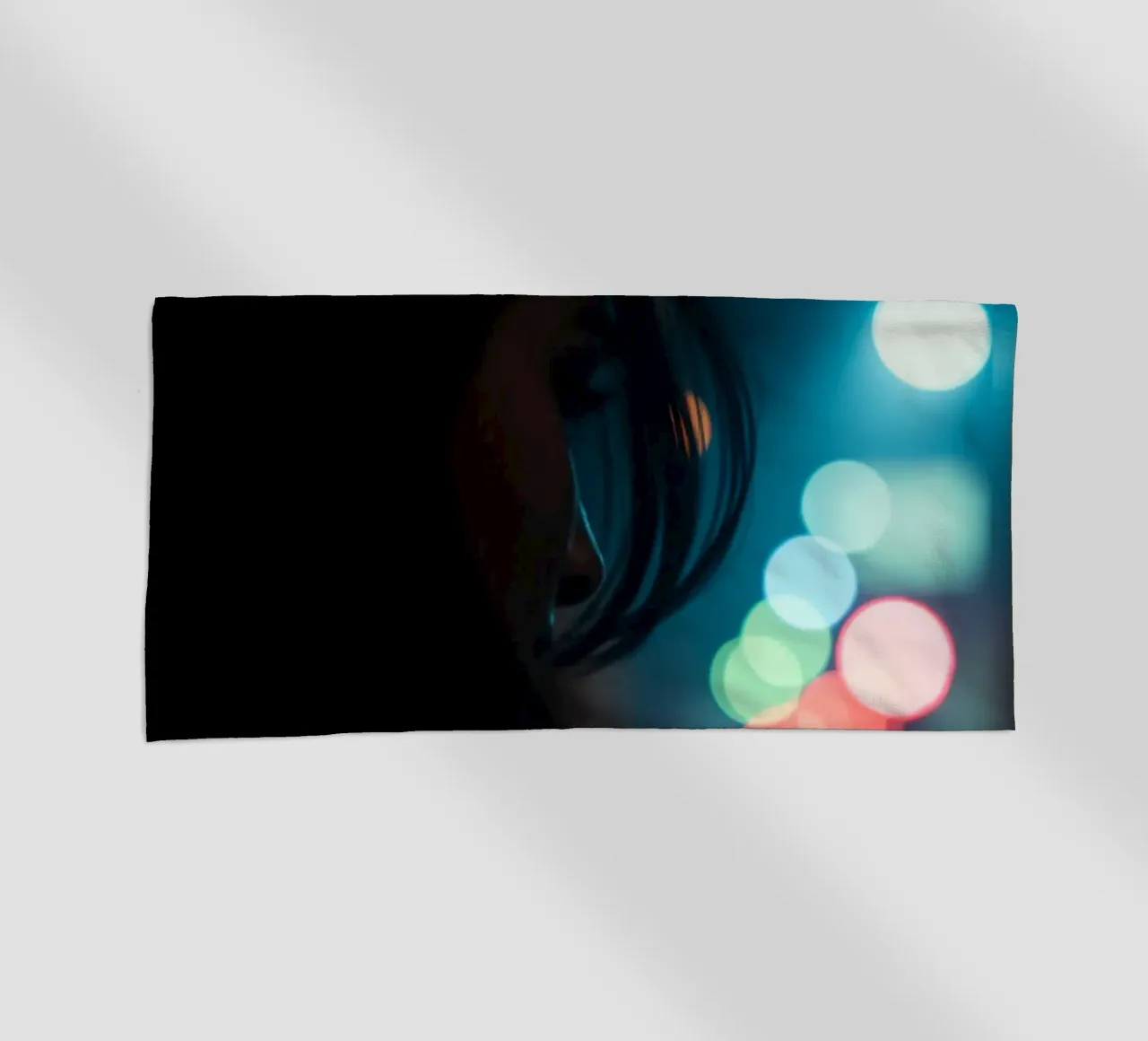 Una donna si trova in una strada scarsamente illuminata, con lo sguardo rivolto in lontananza telo mare da DesignDoodle