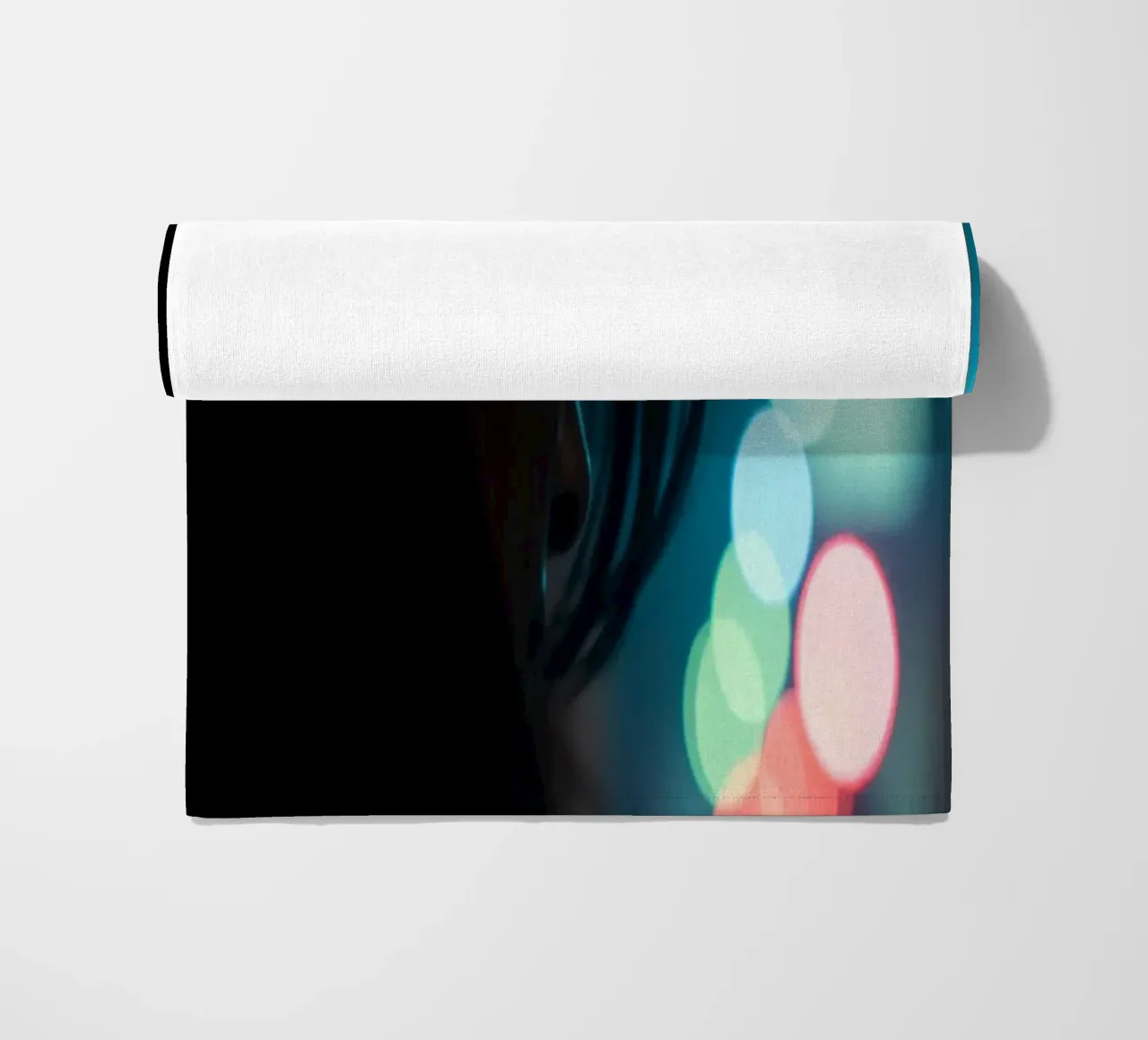 Una donna si trova in una strada scarsamente illuminata, con lo sguardo rivolto in lontananza telo mare da DesignDoodle