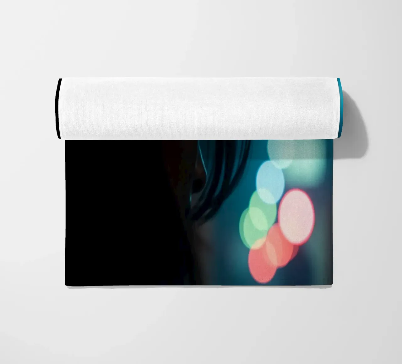 Una donna si trova in una strada scarsamente illuminata, con lo sguardo rivolto in lontananza telo mare da DesignDoodle