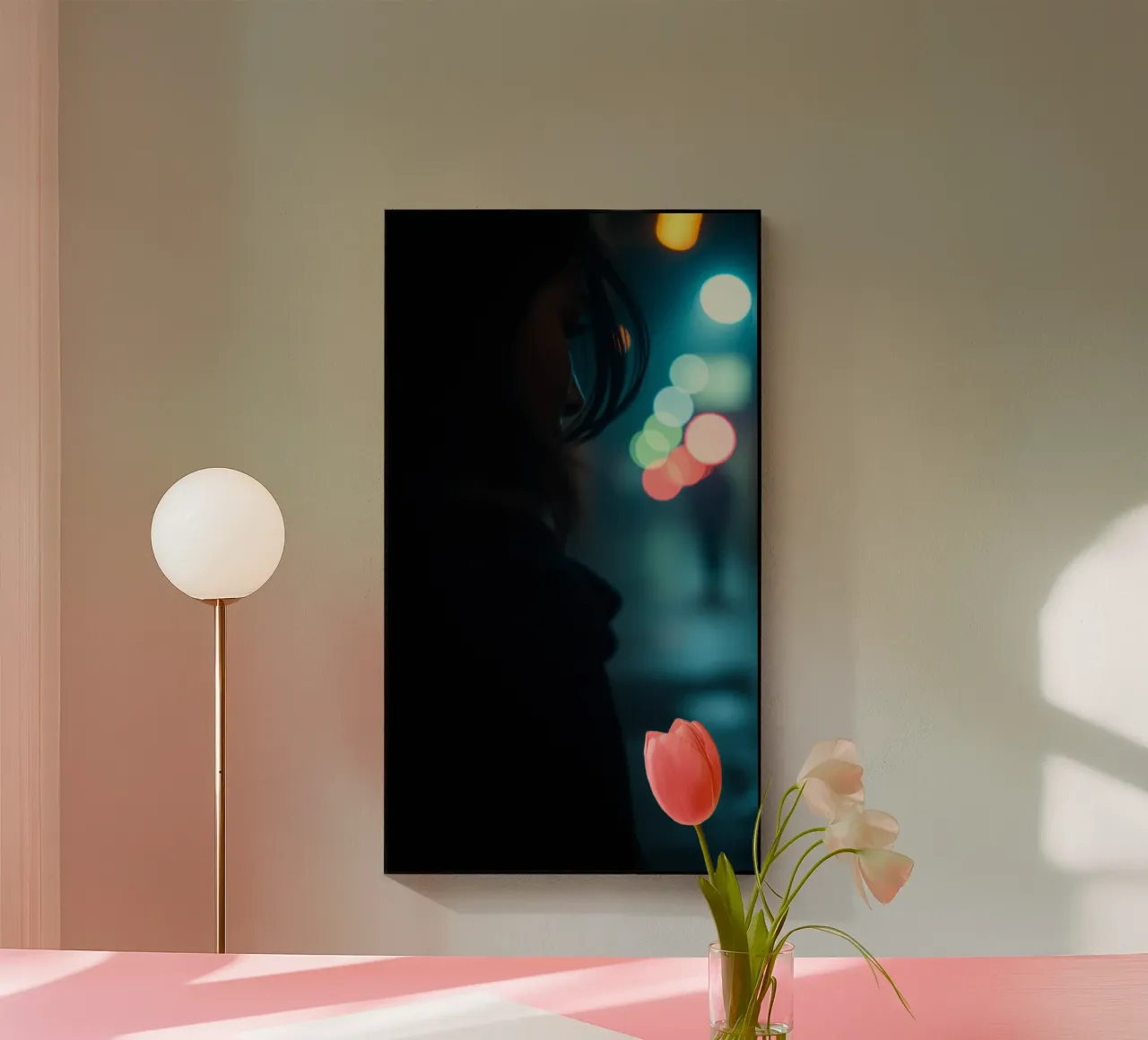 Una donna si trova in una strada scarsamente illuminata, con lo sguardo rivolto in lontananza plexiglass da DesignDoodle