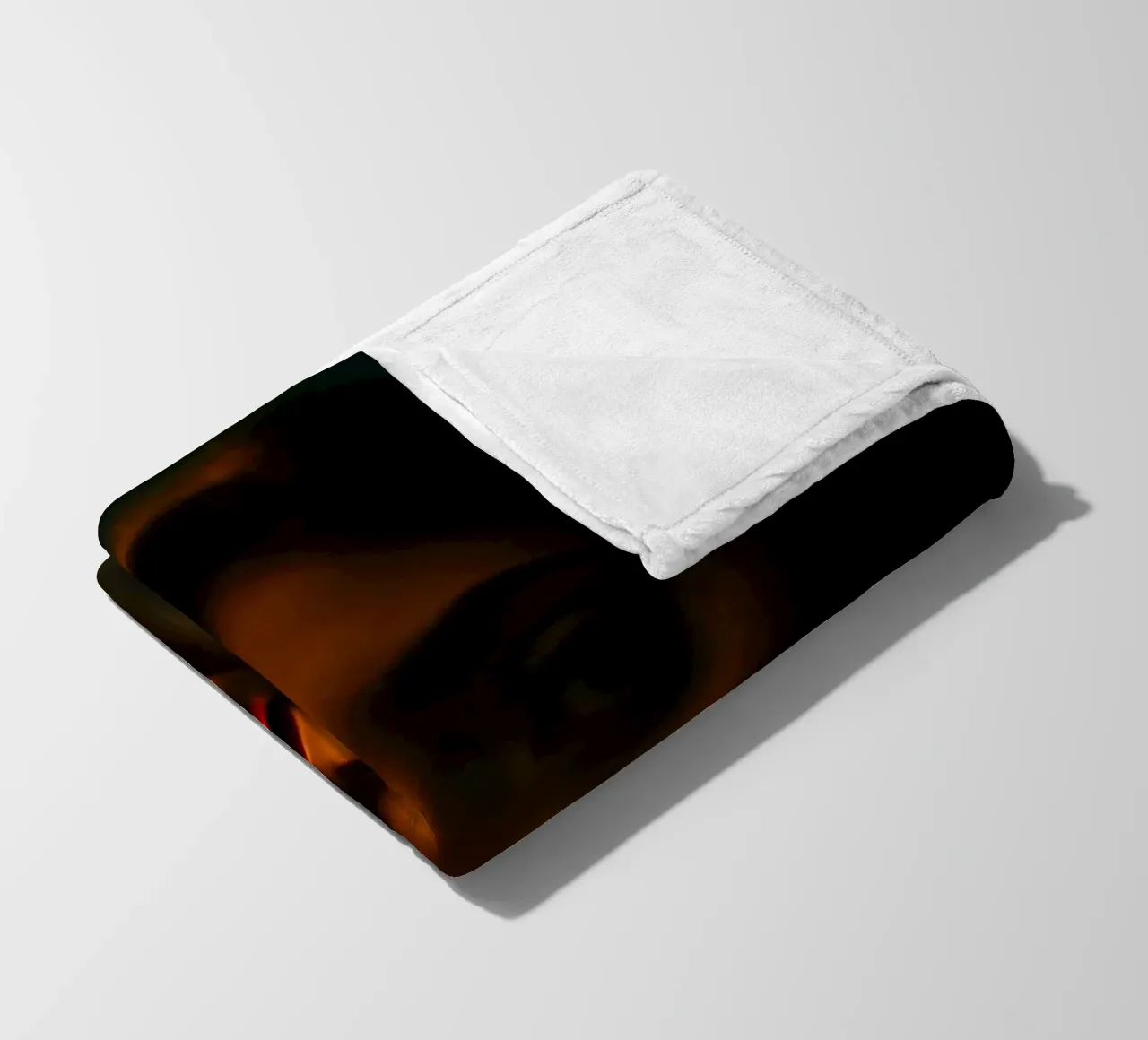 Een jonge vrouw staart peinzend fleecedeken van DesignDoodle