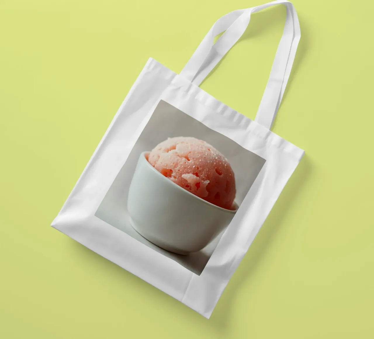 Delizioso sorbetto rosa servito in una piccola ciotola bianca borsa in juta da DesignDoodle