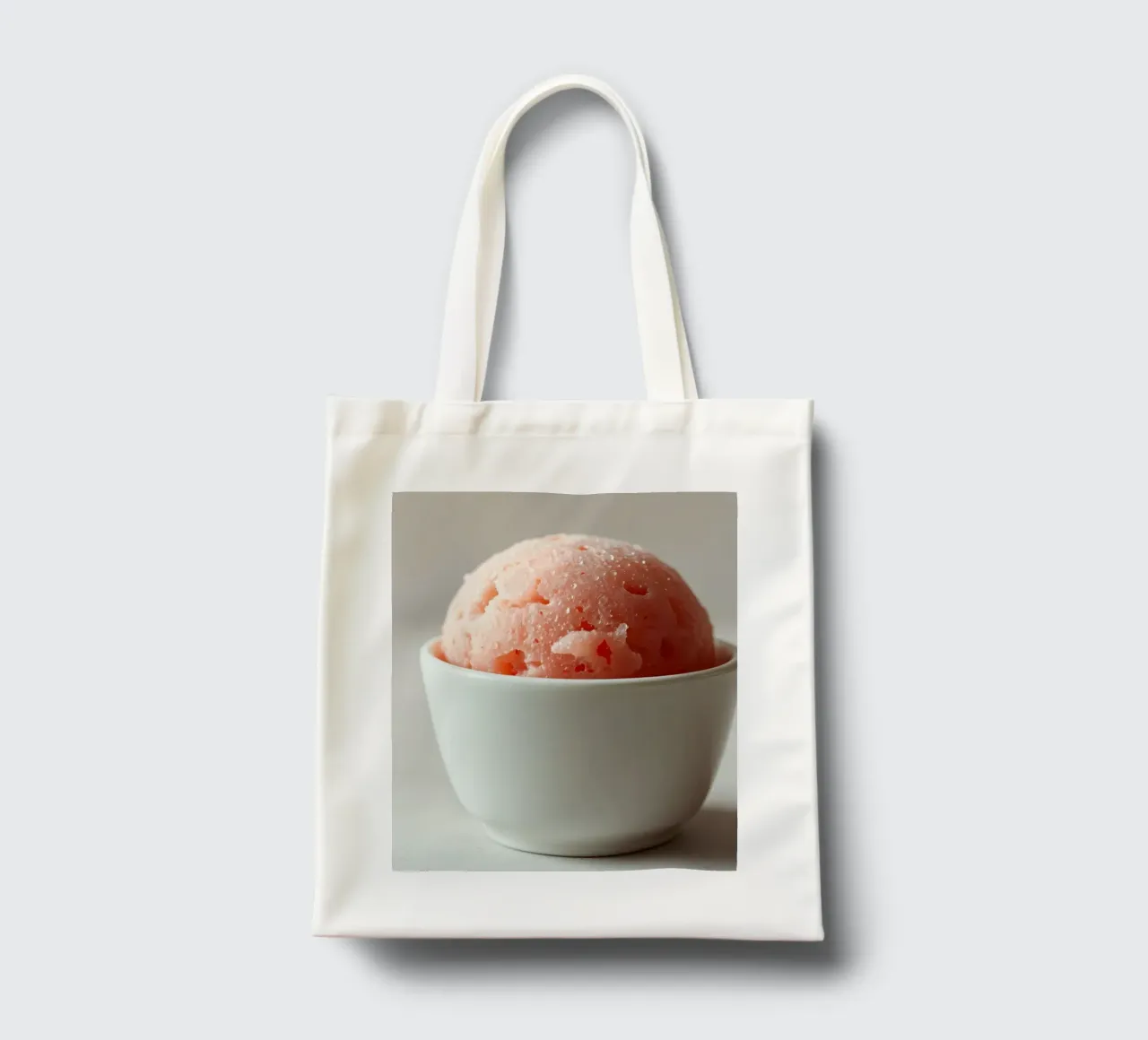Delizioso sorbetto rosa servito in una piccola ciotola bianca borsa in juta da DesignDoodle