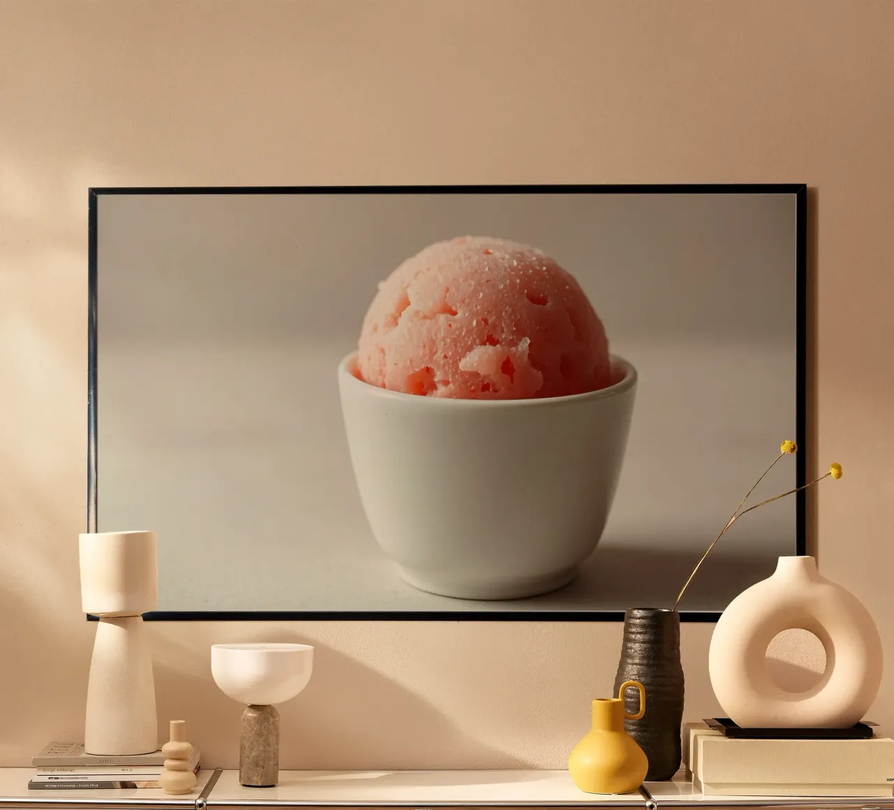Delizioso sorbetto rosa servito in una piccola ciotola bianca carta hahnemühle da DesignDoodle