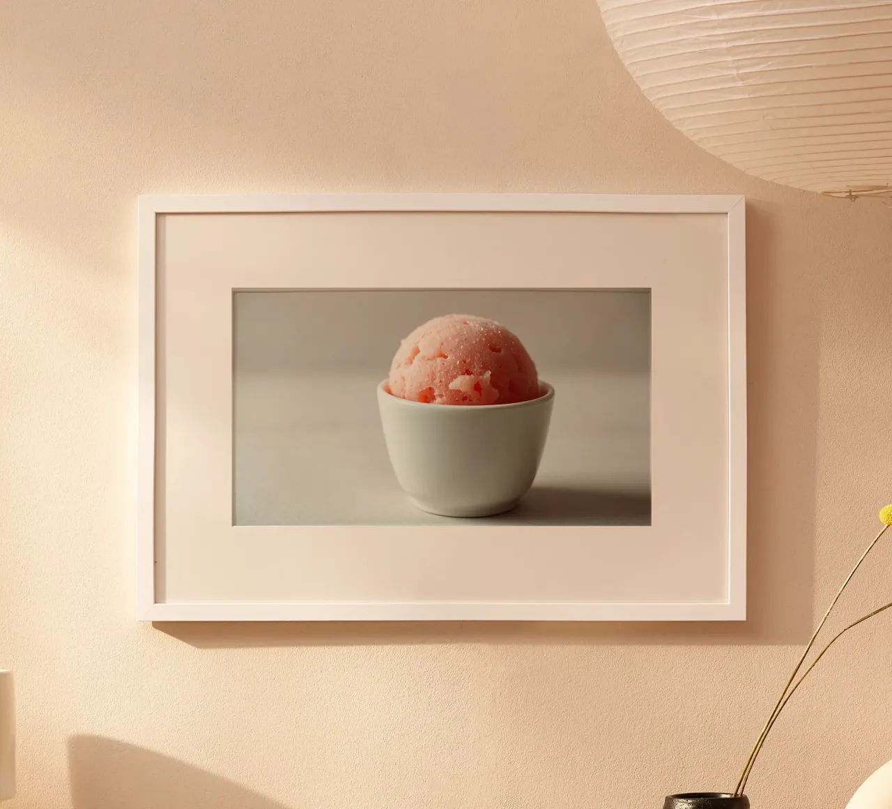Delizioso sorbetto rosa servito in una piccola ciotola bianca carta hahnemühle da DesignDoodle