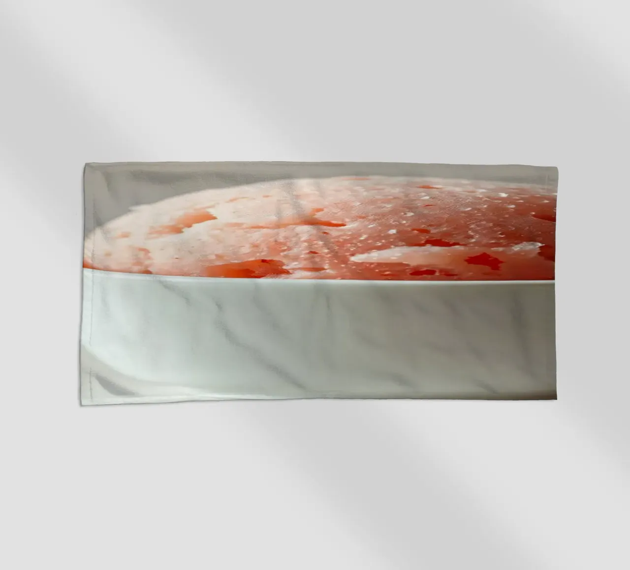 Delizioso sorbetto rosa servito in una piccola ciotola bianca telo mare da DesignDoodle