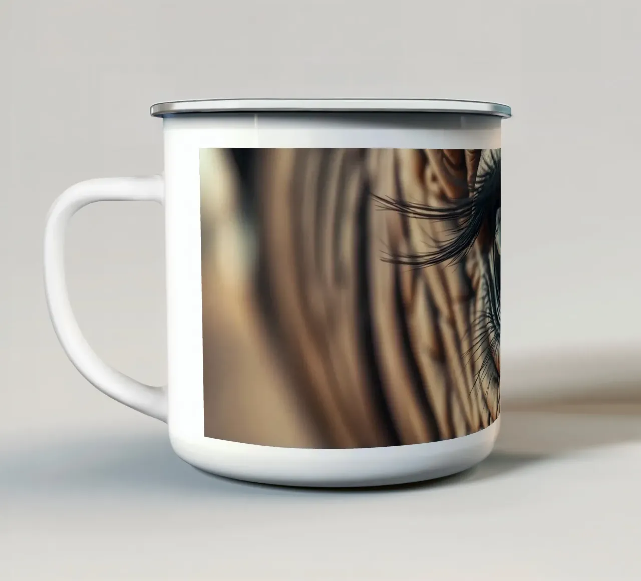 Gros plan de l'œil d'un éléphant révélant des détails complexes mug en émail de DesignDoodle