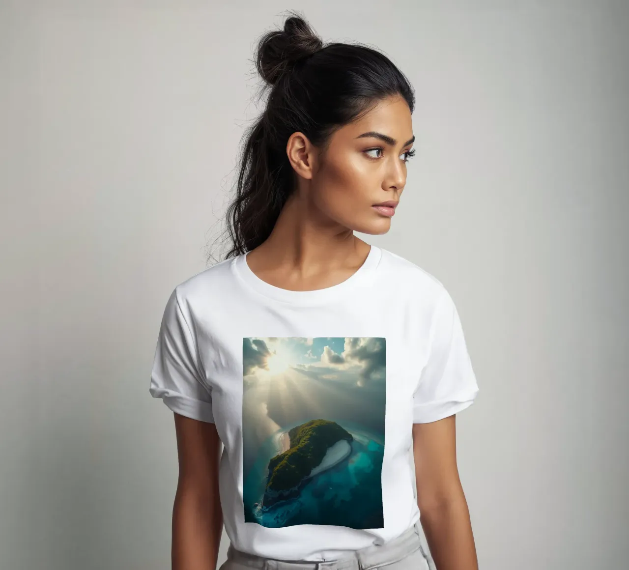 Vue aérienne d'une île entourée d'eau cristalline t-shirt de DesignDoodle