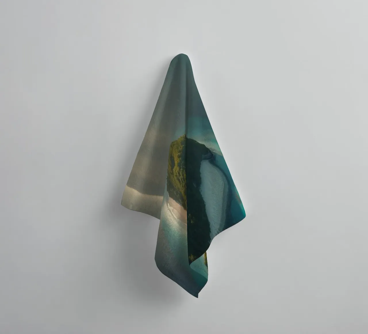 Vue aérienne d'une île entourée d'eau cristalline serviette de bain de DesignDoodle