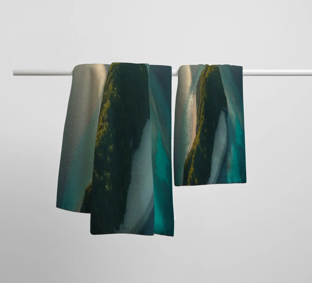 Vue aérienne d'une île entourée d'eau cristalline serviette de bain de DesignDoodle