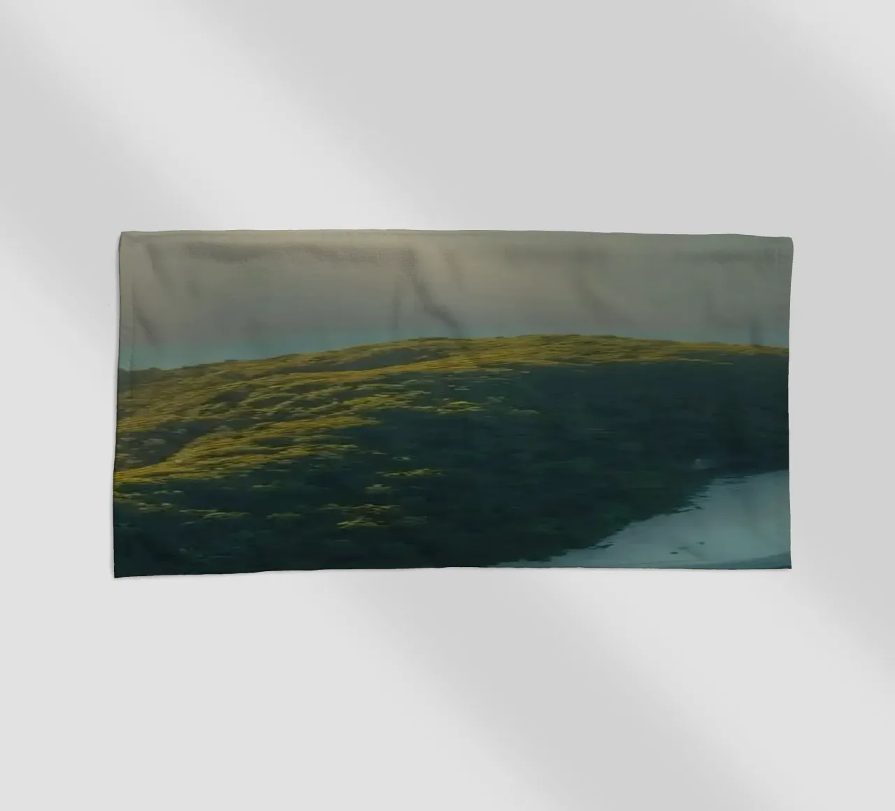 Vue aérienne d'une île entourée d'eau cristalline serviette de plage de DesignDoodle