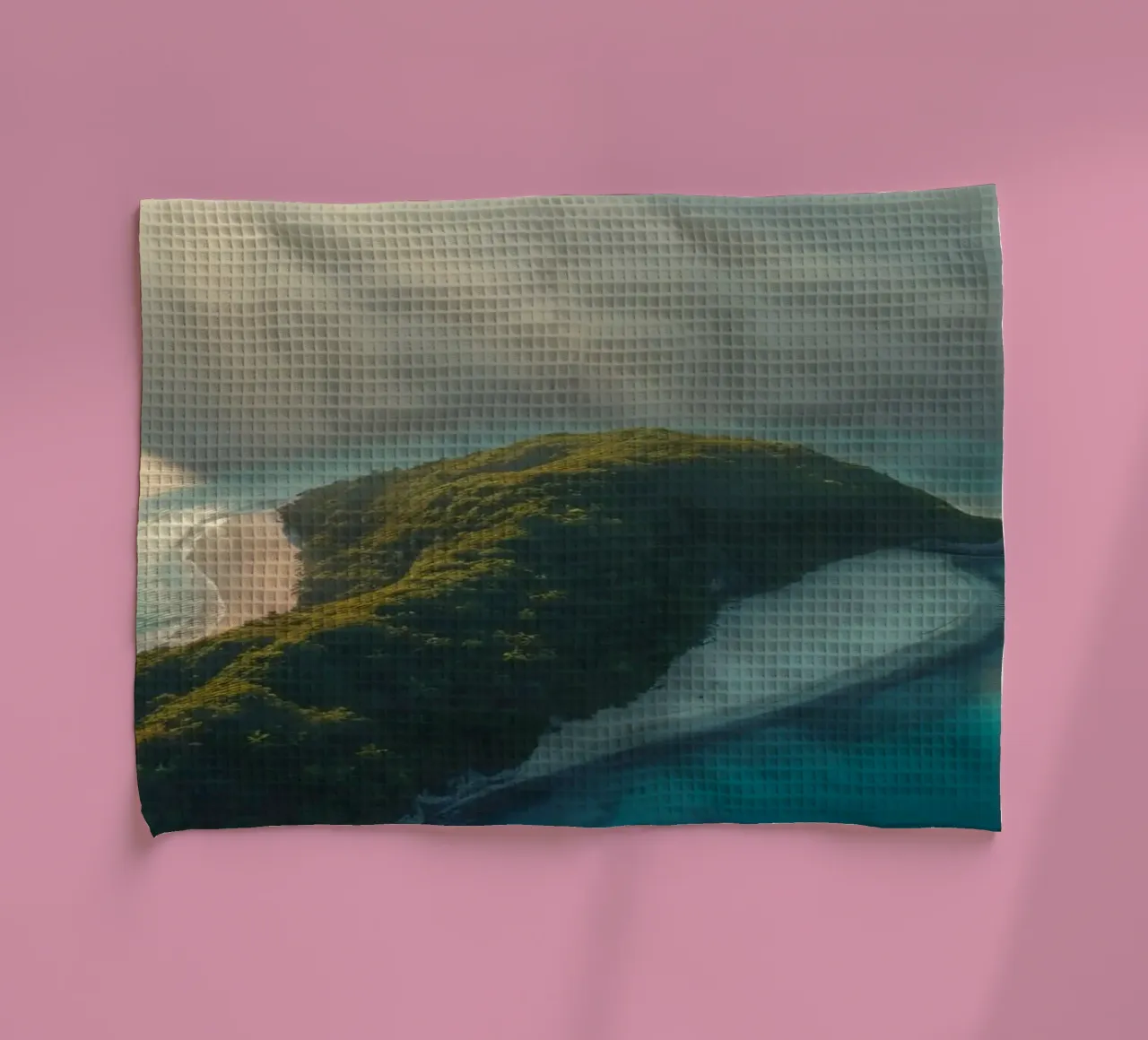 Vue aérienne d'une île entourée d'eau cristalline torchon de DesignDoodle