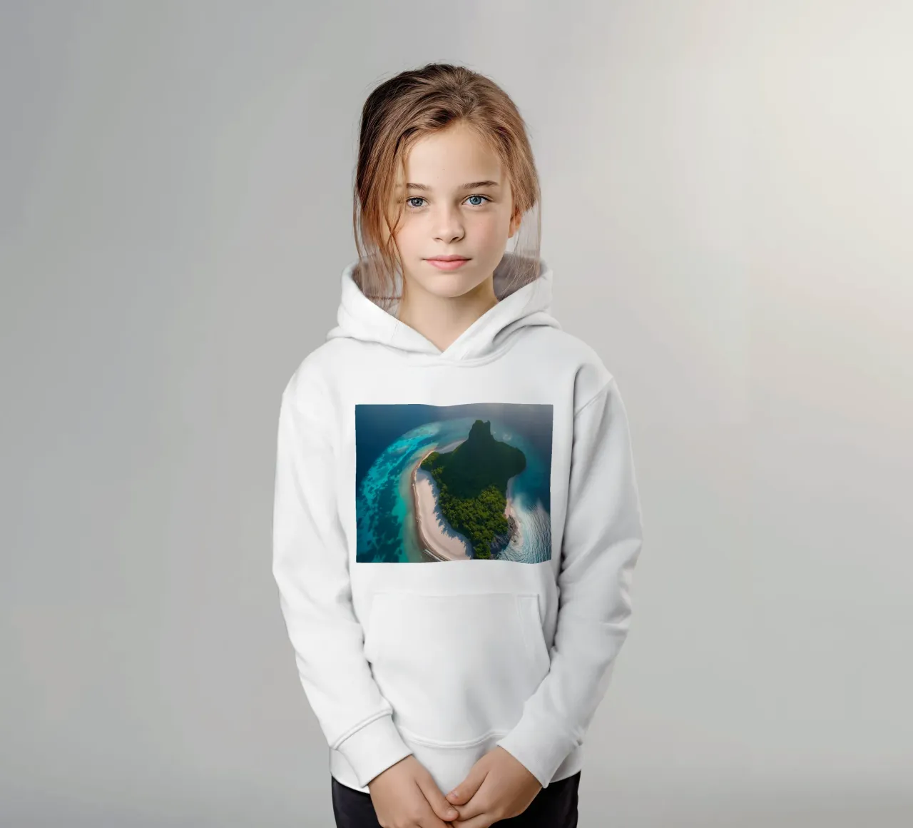 Vue aérienne d'une île tropicale entourée d'eau claire sweat à capuche enfant de DesignDoodle