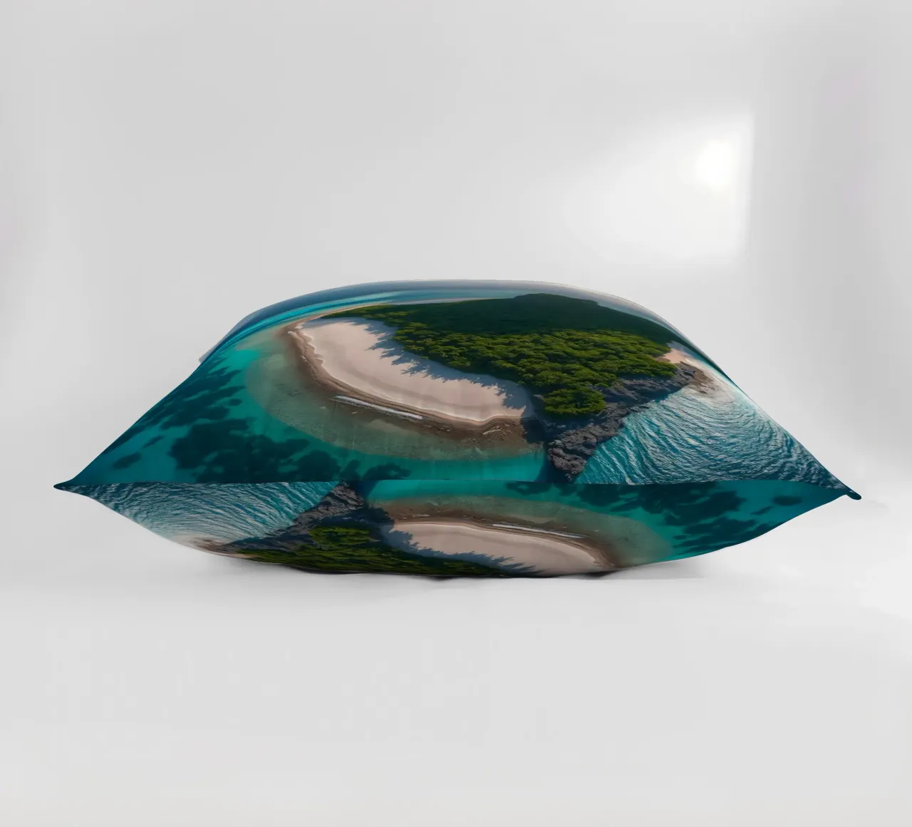 Vue aérienne d'une île tropicale entourée d'eau claire coussin de DesignDoodle