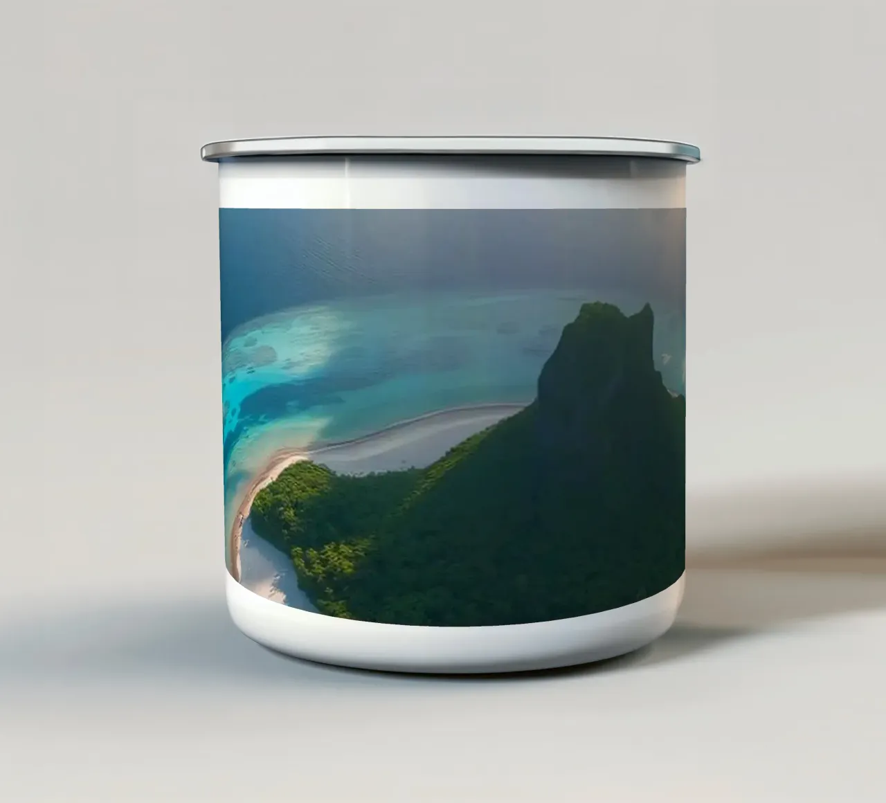 Vista aerea di un'isola tropicale circondata da acque cristalline tazza in smalto da DesignDoodle