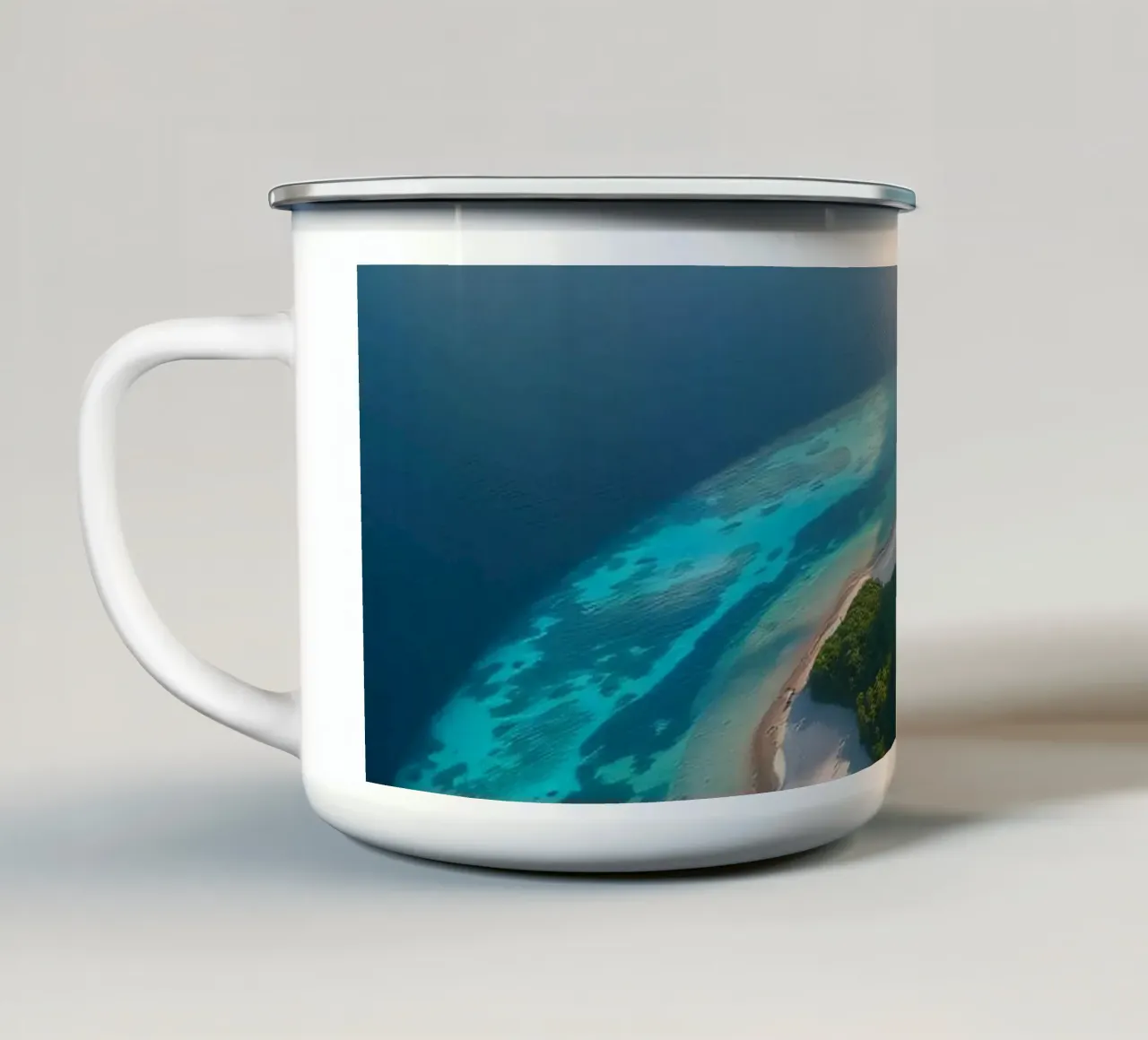 Vista aerea di un'isola tropicale circondata da acque cristalline tazza in smalto da DesignDoodle