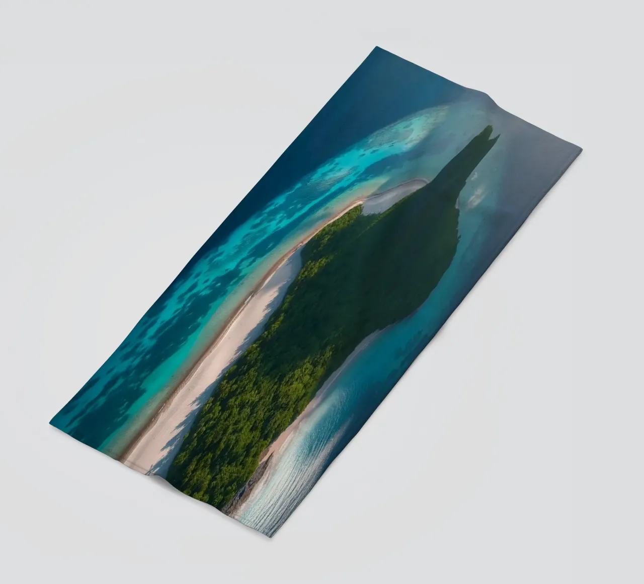 Vue aérienne d'une île tropicale entourée d'eau claire serviette de plage de DesignDoodle