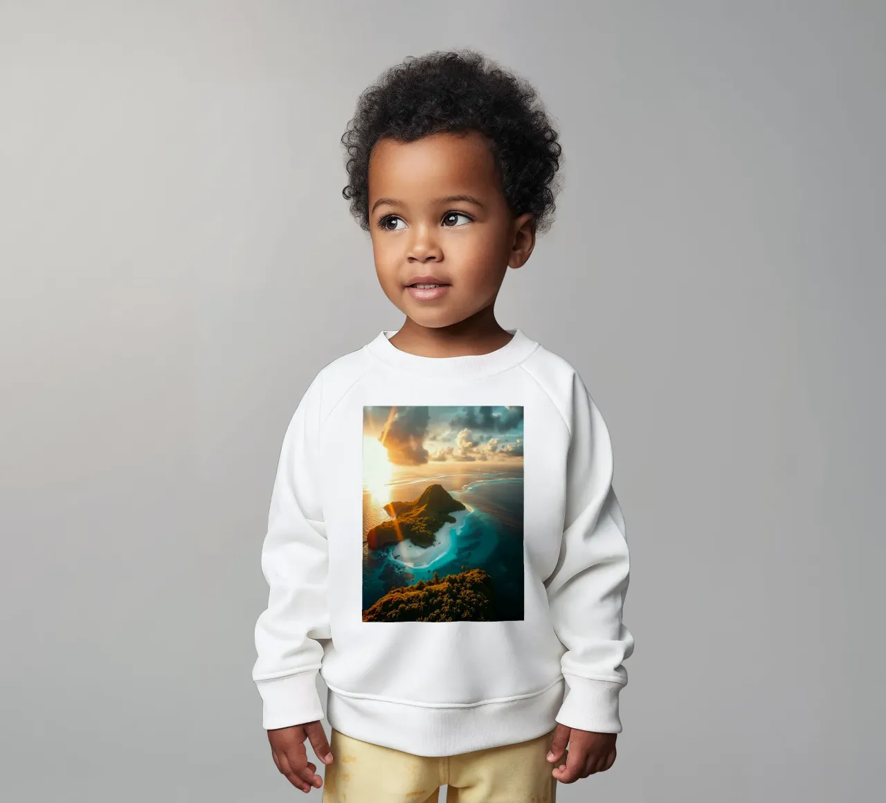 Vue aérienne d'une île tranquille au coucher du soleil avec une lumière dorée sweat pour bébé de DesignDoodle