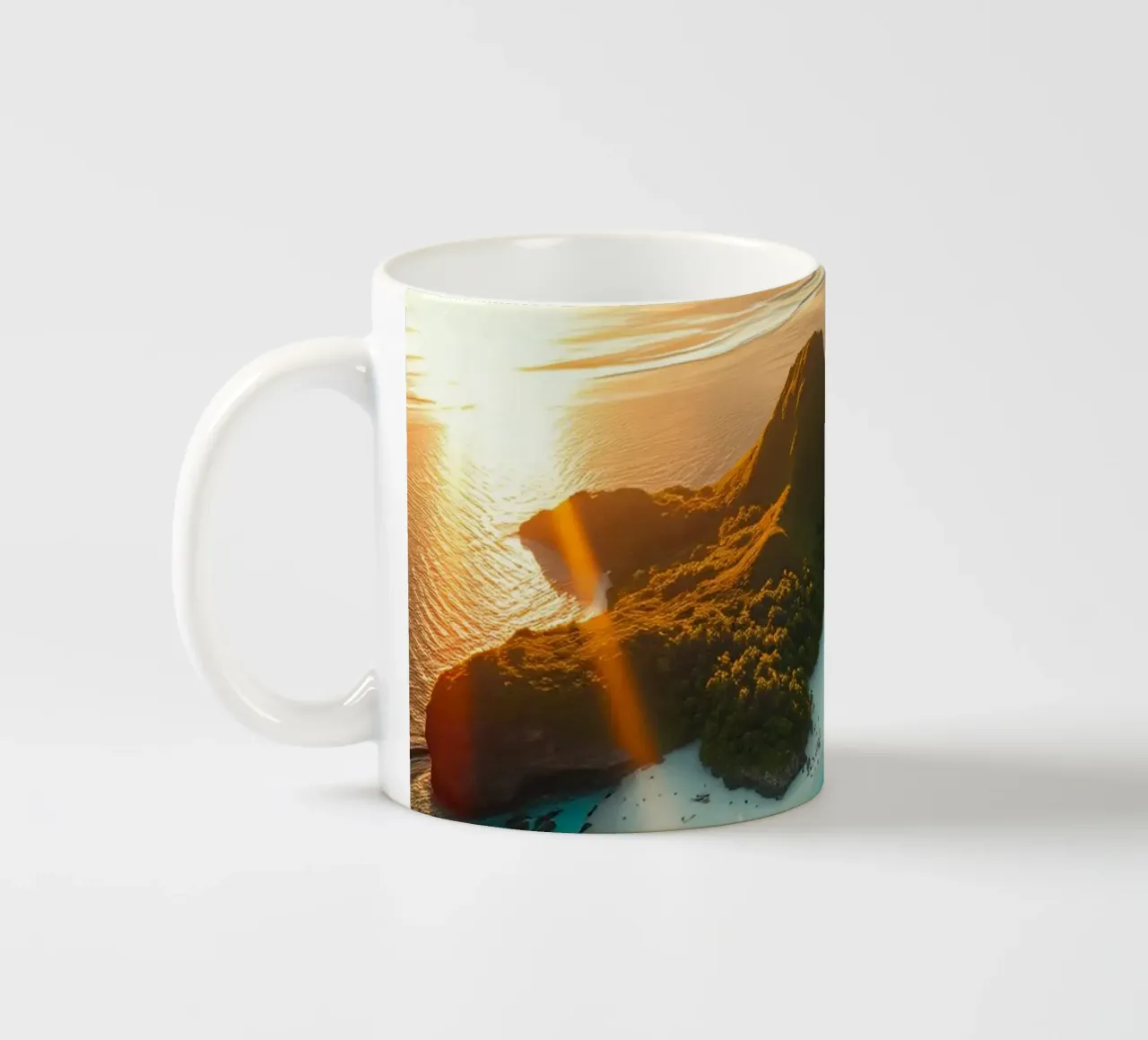 Vue aérienne d'une île tranquille au coucher du soleil avec une lumière dorée mug en céramique de DesignDoodle