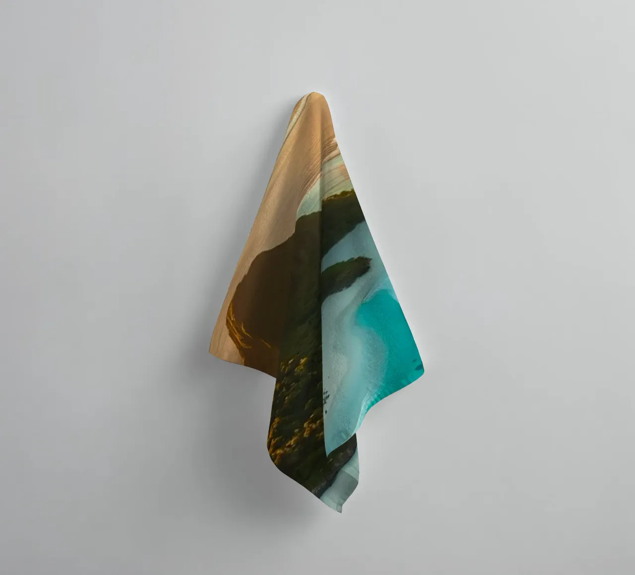 Vue aérienne d'une île tranquille au coucher du soleil avec une lumière dorée serviette de bain de DesignDoodle