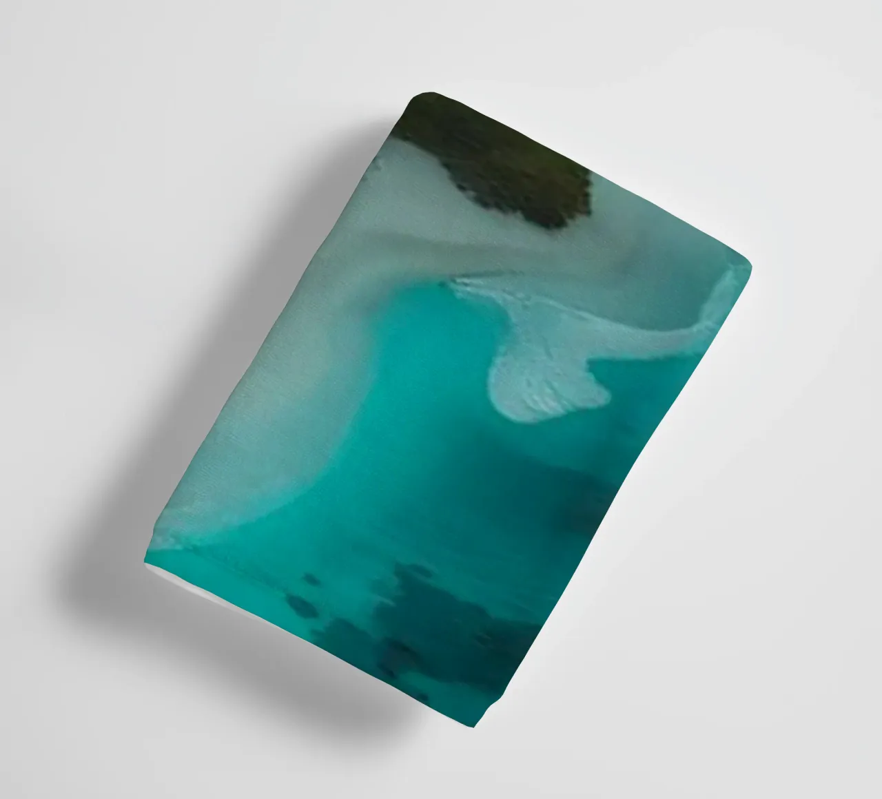 Vue aérienne d'une île tranquille au coucher du soleil avec une lumière dorée serviette de bain de DesignDoodle