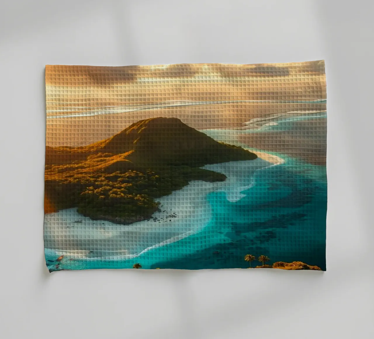 Vue aérienne d'une île tranquille au coucher du soleil avec une lumière dorée torchon de DesignDoodle