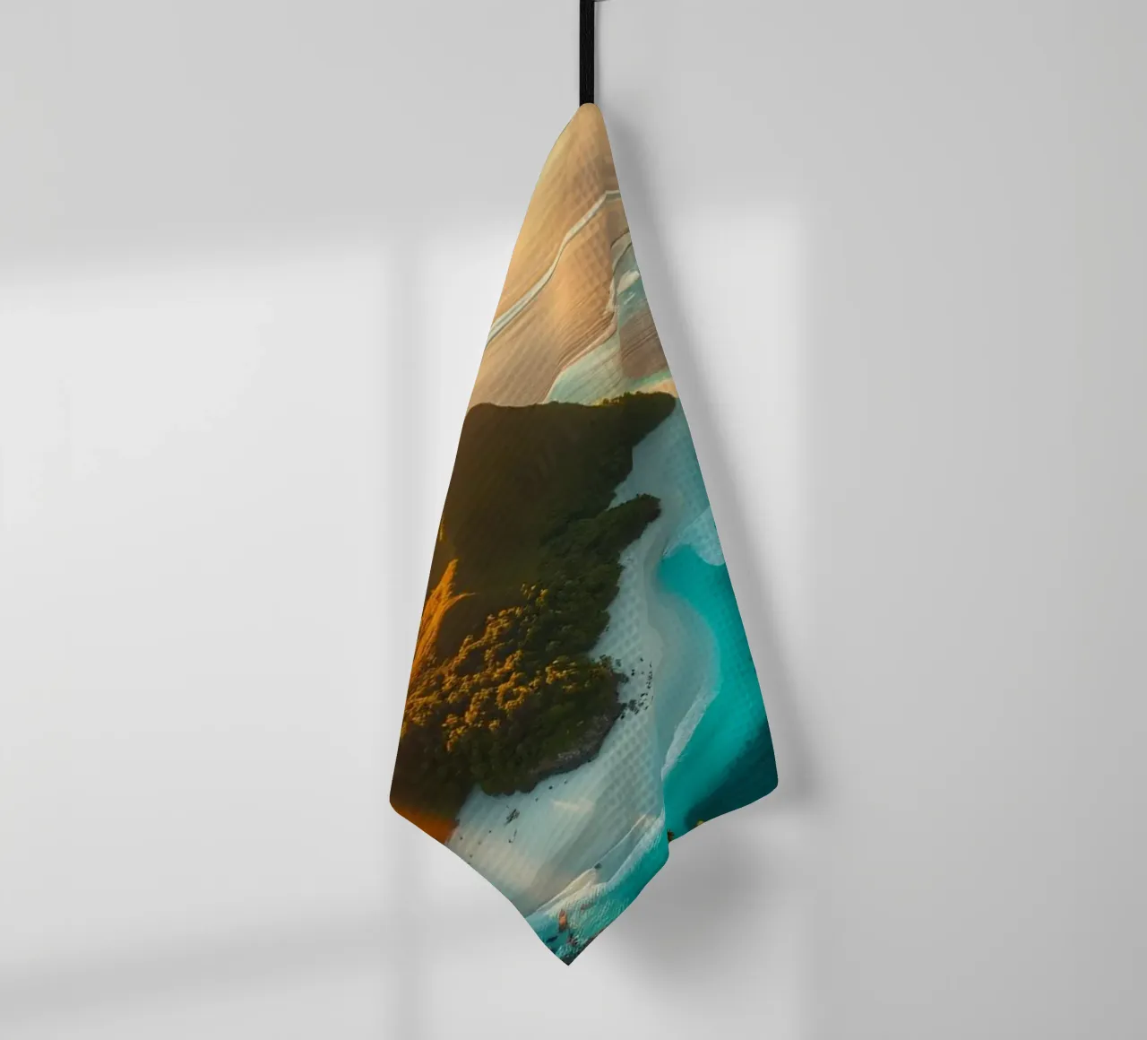 Vue aérienne d'une île tranquille au coucher du soleil avec une lumière dorée torchon de DesignDoodle