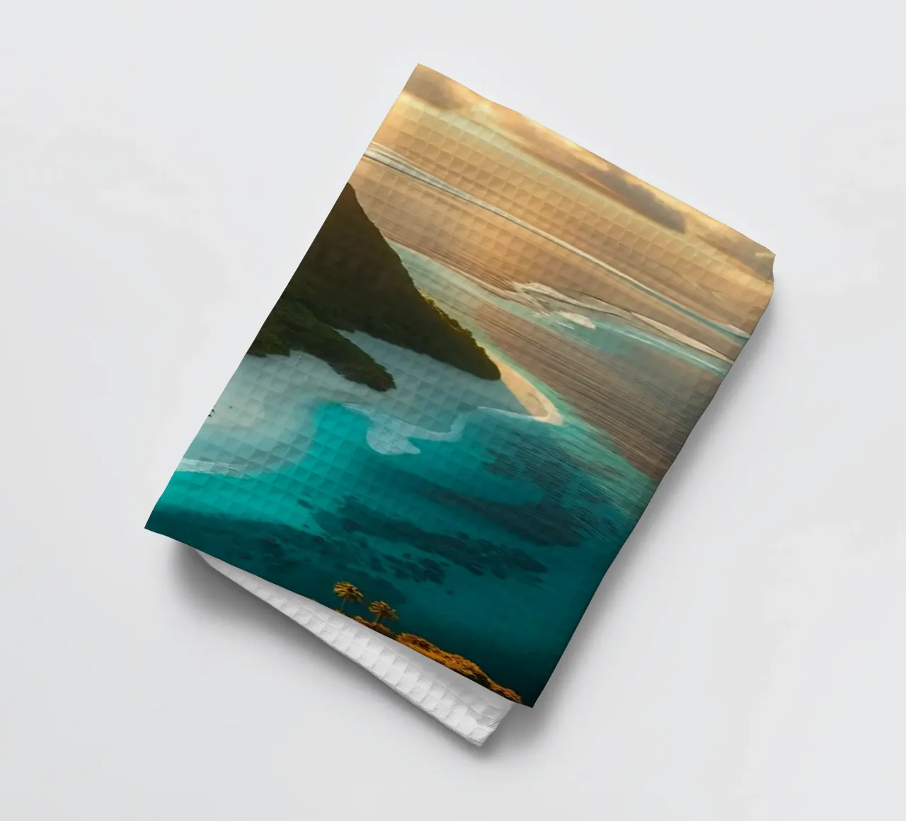 Vue aérienne d'une île tranquille au coucher du soleil avec une lumière dorée torchon de DesignDoodle