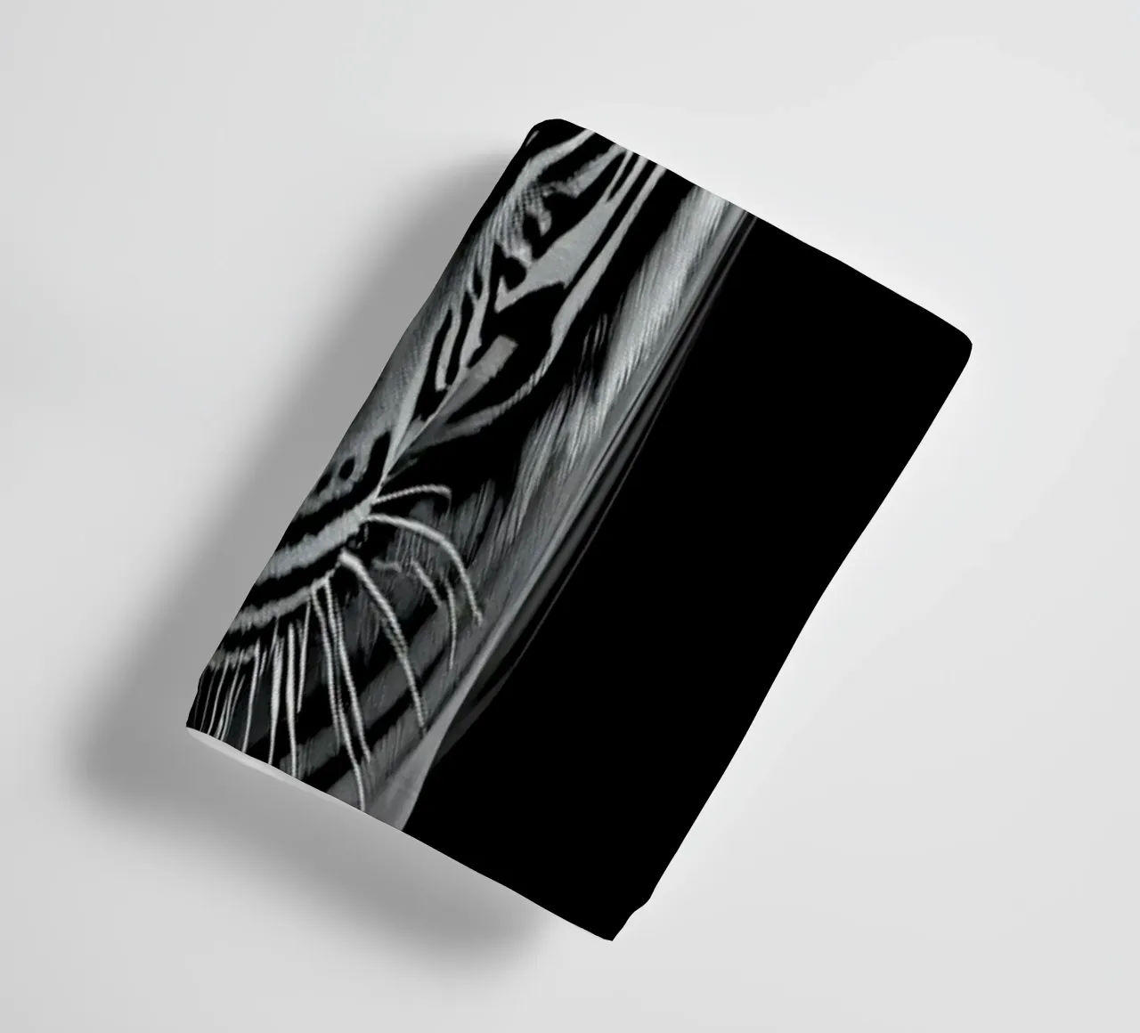 Tigre blanc majestueux courant dans l'eau serviette de bain de DesignDoodle