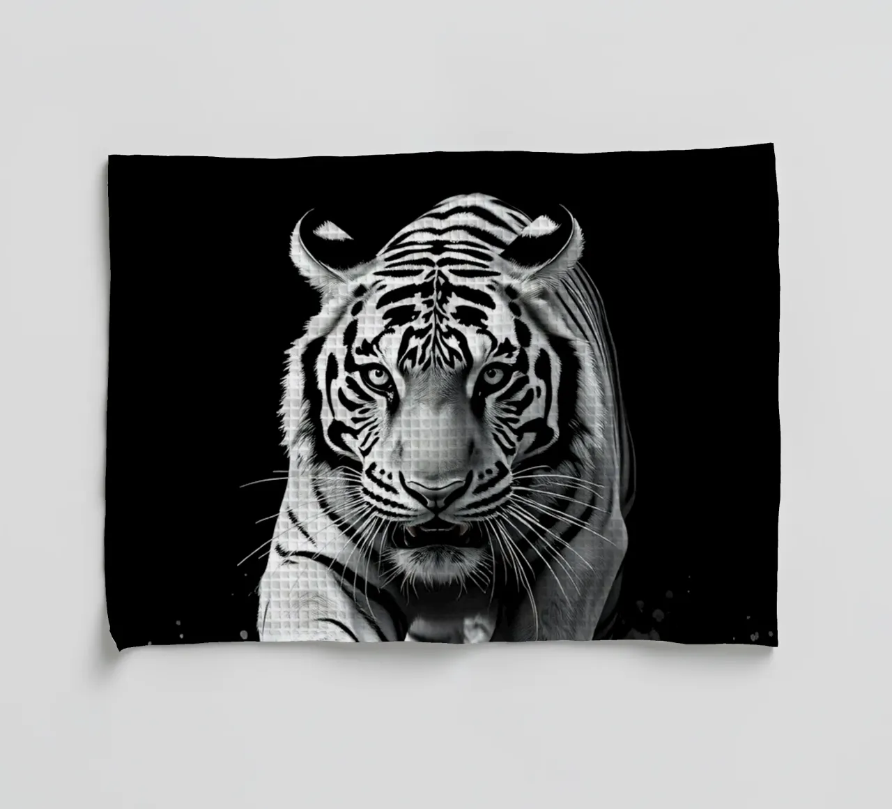 Tigre blanc majestueux courant dans l'eau torchon de DesignDoodle