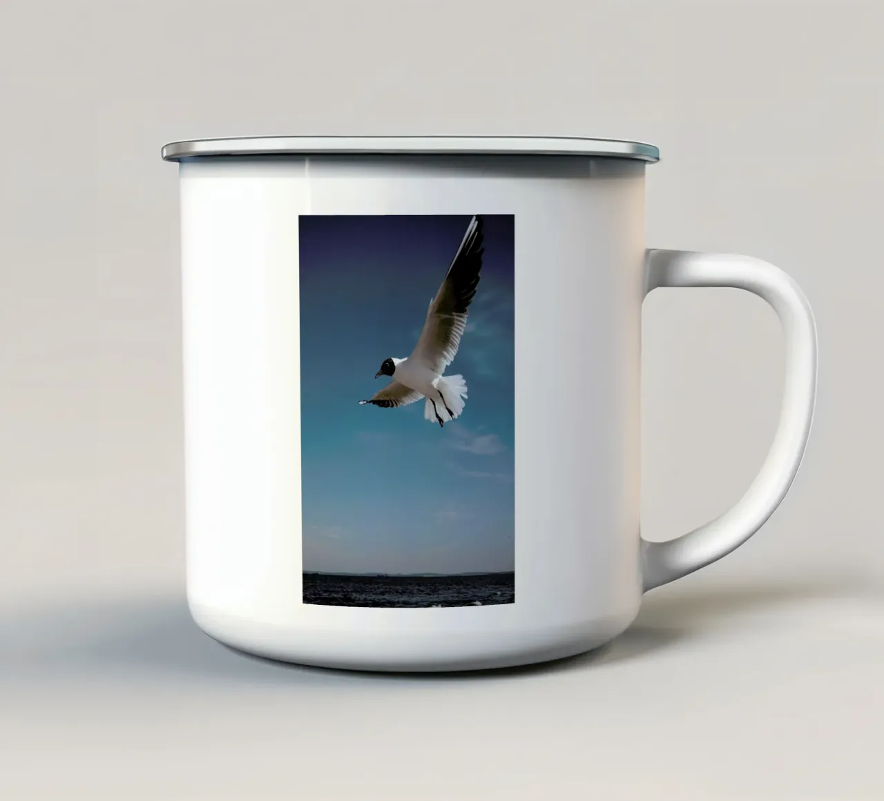 Seagulls IX tazza in smalto da Sebastian Hilgetag