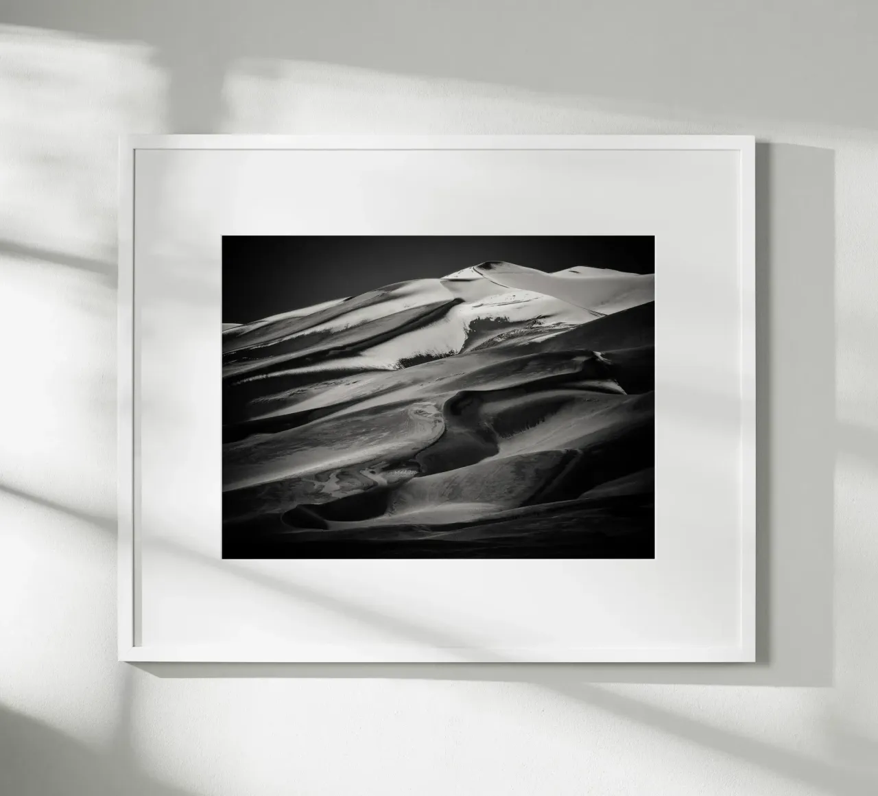 Snow-capped Sand Dune BW poster da stunningphotos