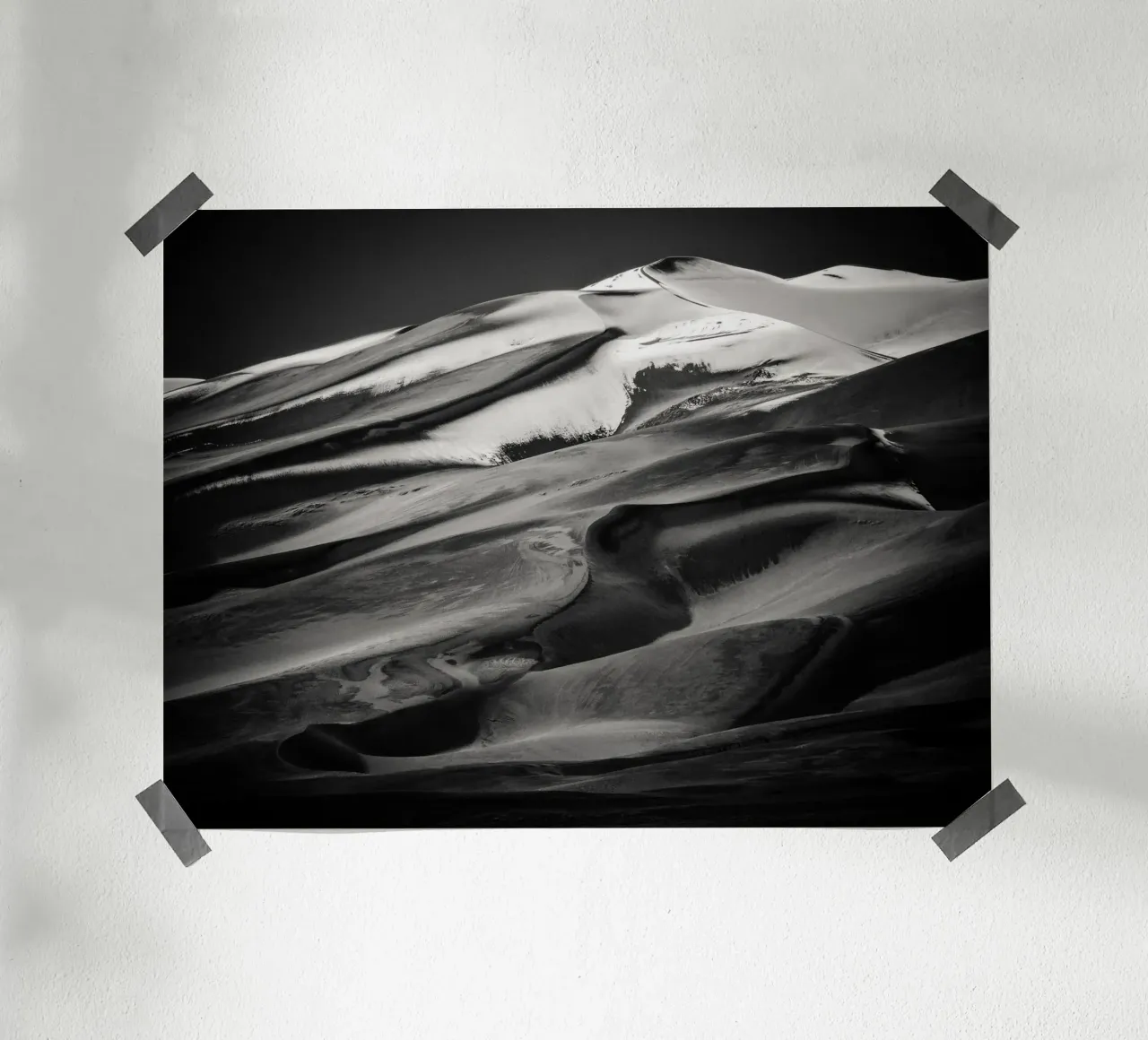 Snow-capped Sand Dune BW poster da stunningphotos