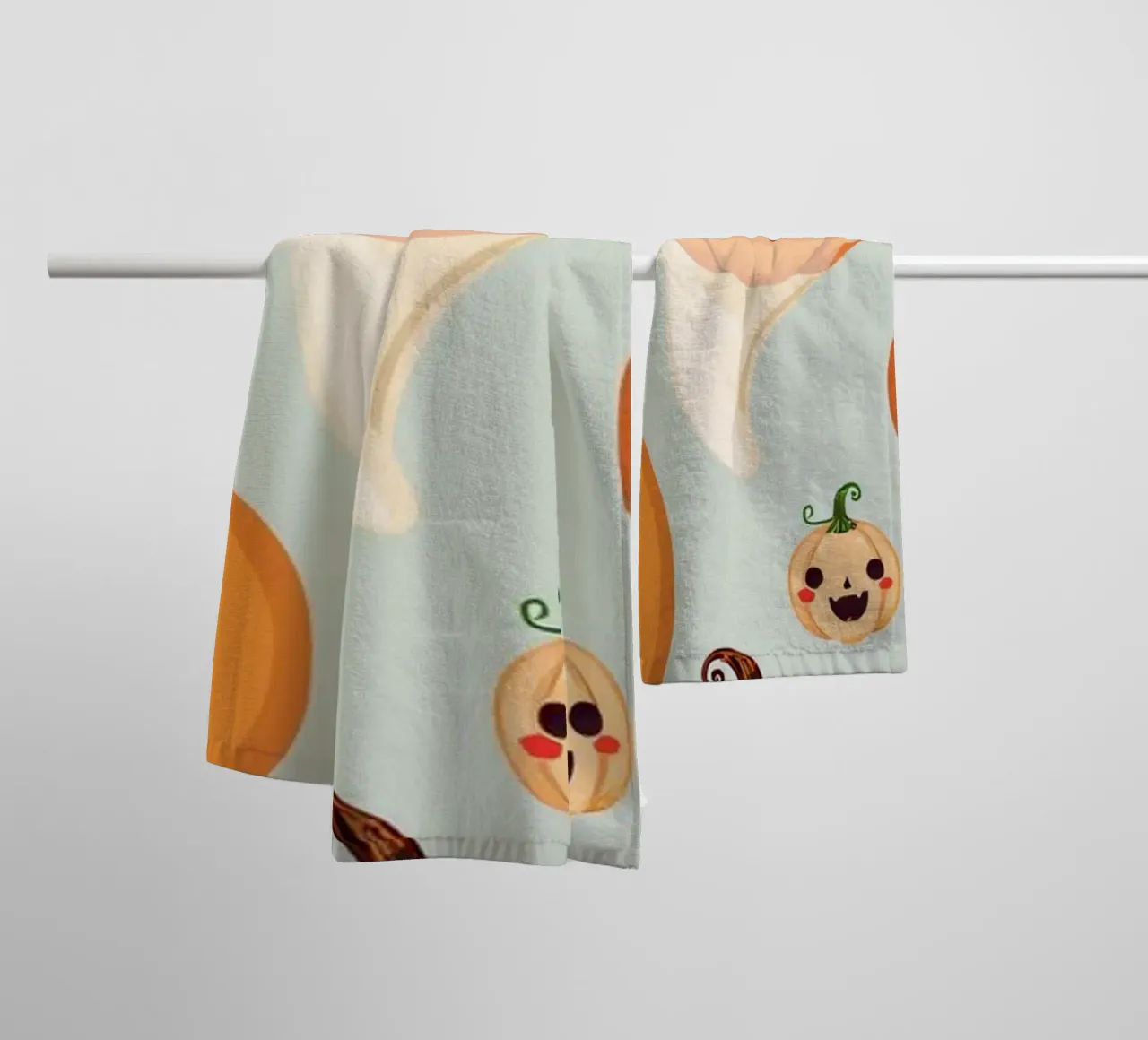 Simpatica illustrazione a tema Halloween con zucca sorridente asciugamano da bagno da DesignDoodle
