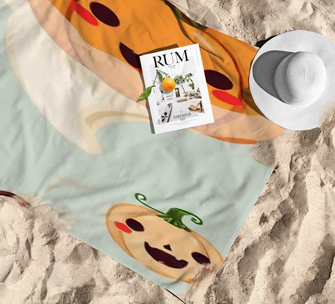 Simpatica illustrazione a tema Halloween con zucca sorridente telo mare da DesignDoodle