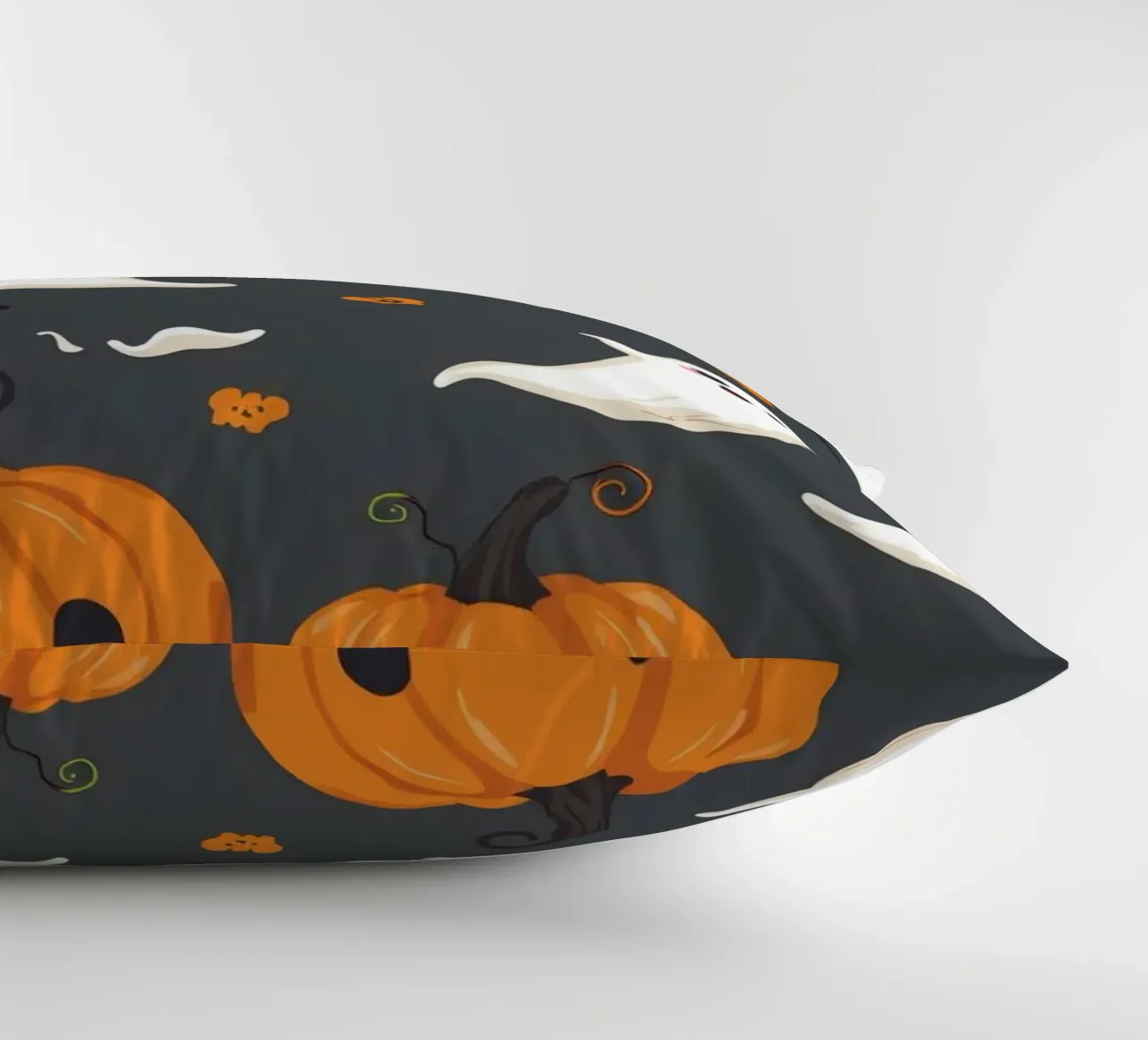 Fantasmi giocosi e zucche allegre in un festoso Halloween cuscino da DesignDoodle