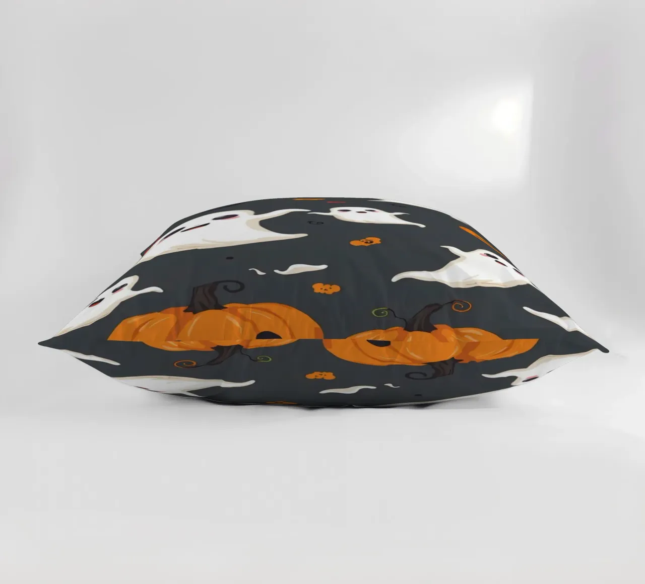 Fantasmi giocosi e zucche allegre in un festoso Halloween cuscino da DesignDoodle