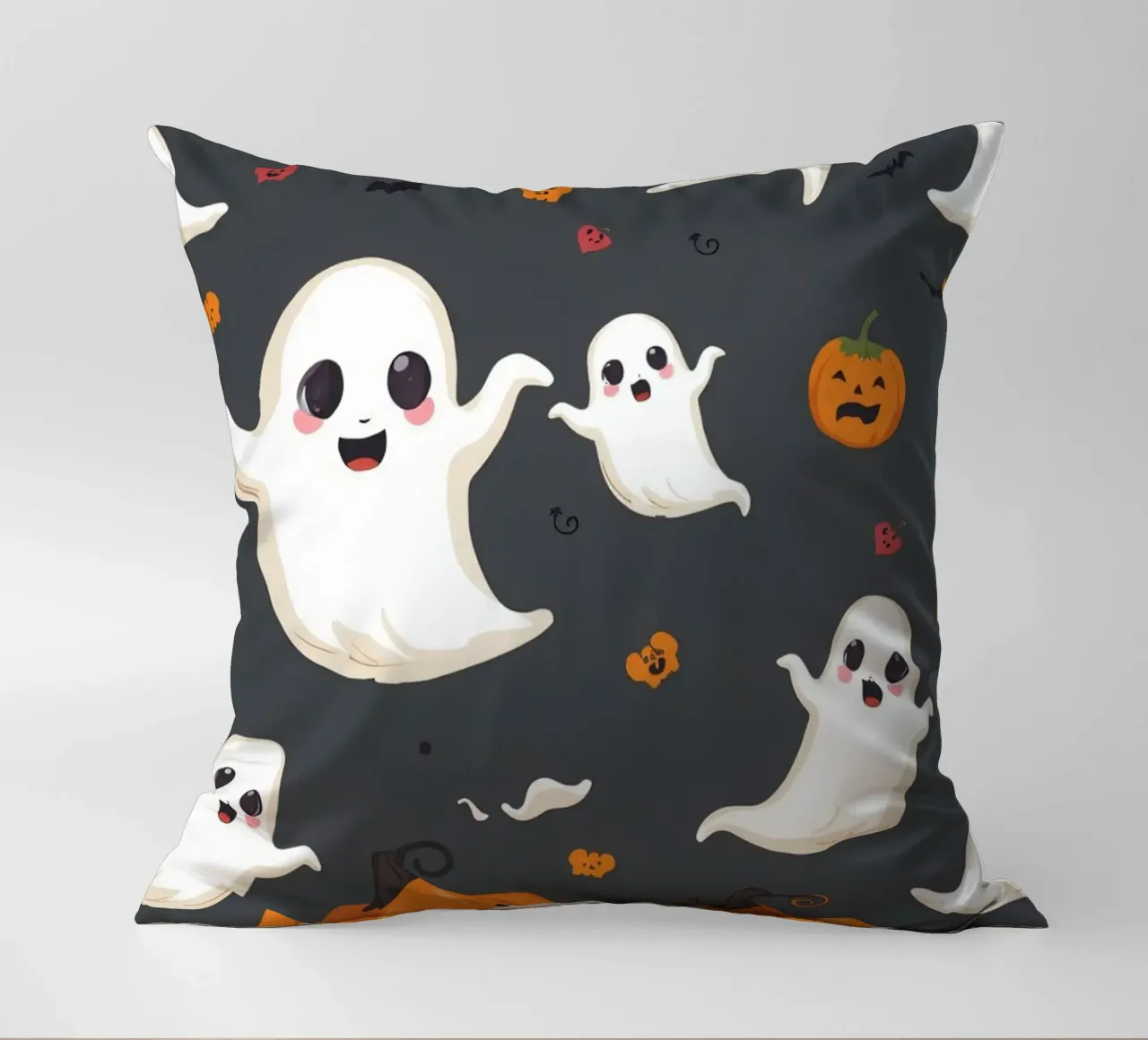 Fantasmi giocosi e zucche allegre in un festoso Halloween cuscino da DesignDoodle