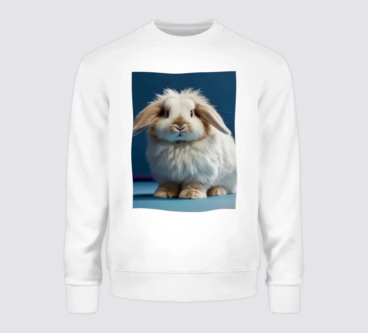 Lapin blanc duveteux assis sur une surface bleue sweat de DesignDoodle