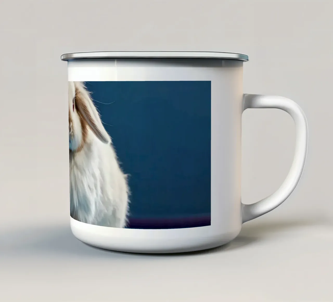 Lapin blanc duveteux assis sur une surface bleue mug en émail de DesignDoodle