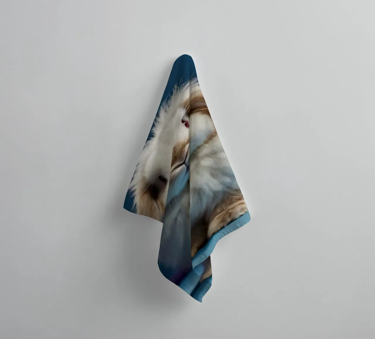 Lapin blanc duveteux assis sur une surface bleue serviette de bain de DesignDoodle