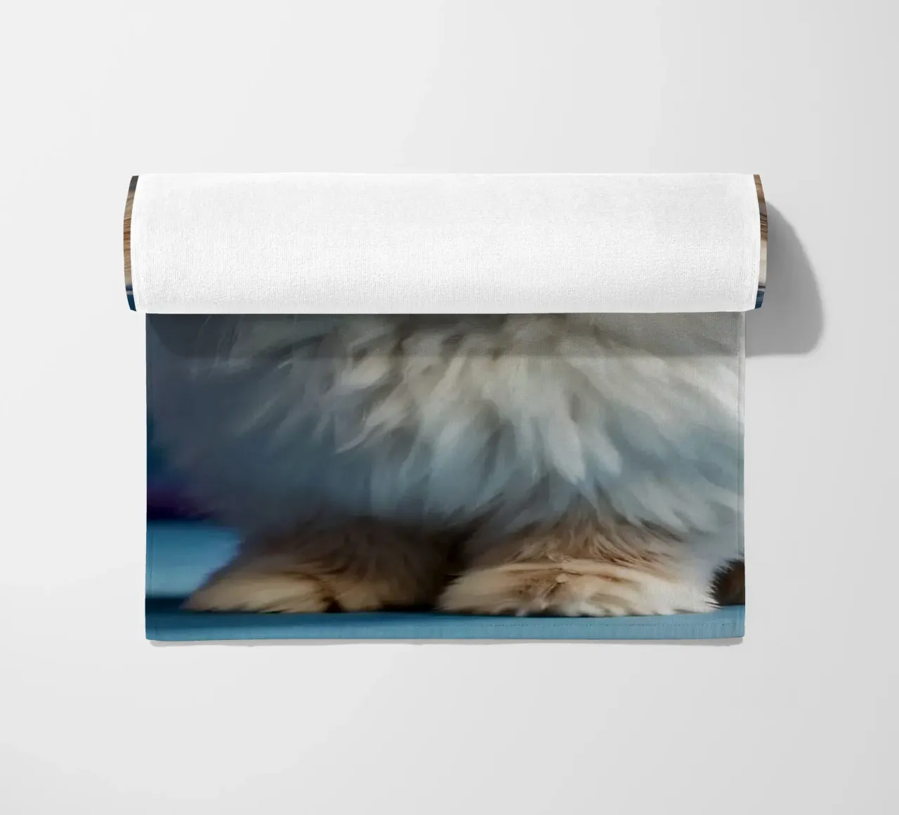 Lapin blanc duveteux assis sur une surface bleue serviette de plage de DesignDoodle