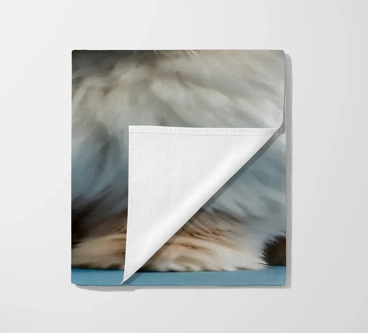 Lapin blanc duveteux assis sur une surface bleue serviette de plage de DesignDoodle