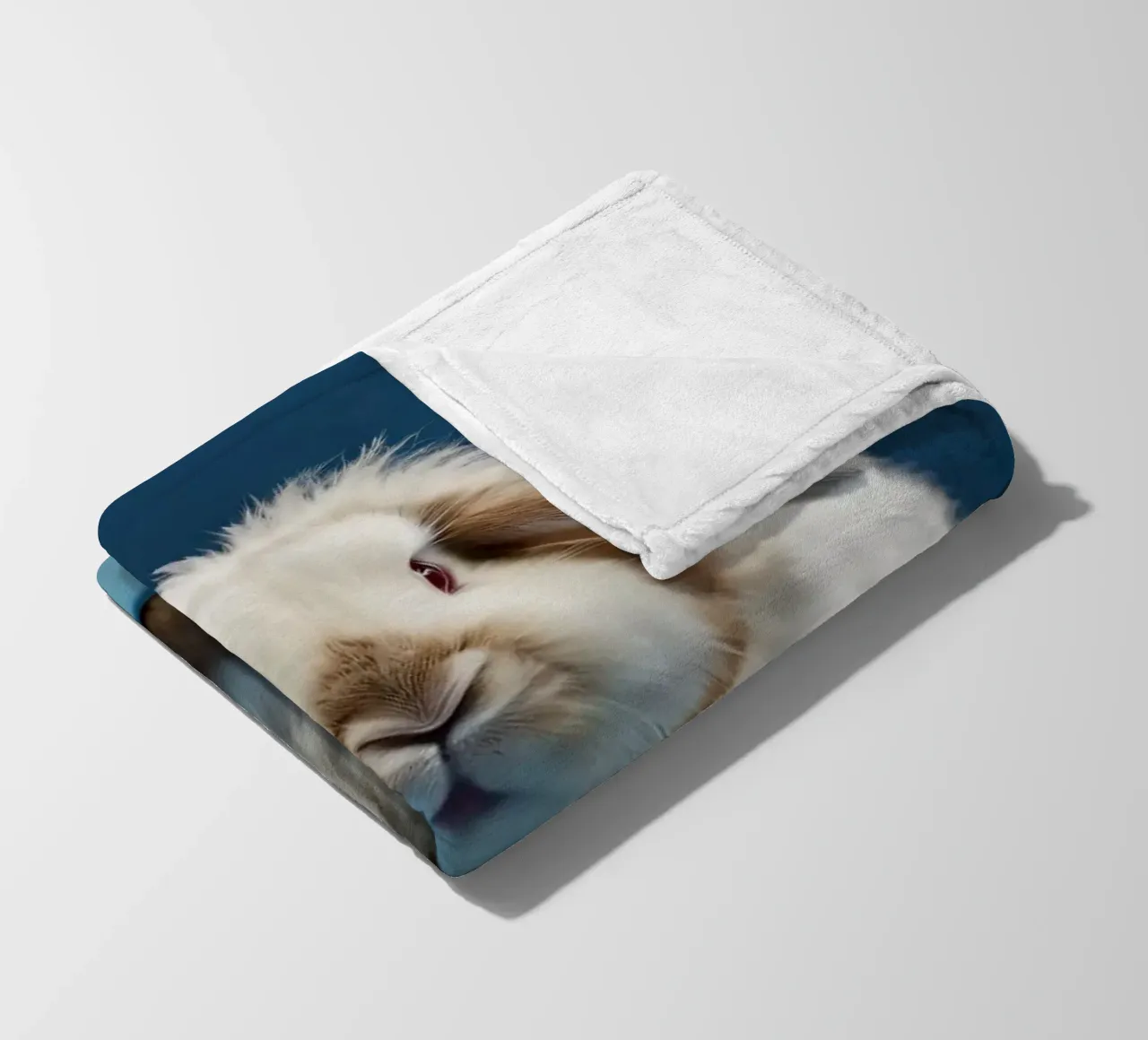 Flauschiges weißes Kaninchen, das auf einer blauen Fläche sitzt Fleecedecke von DesignDoodle