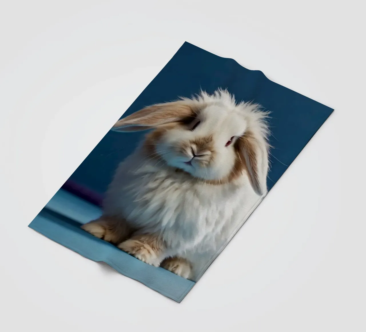 Flauschiges weißes Kaninchen, das auf einer blauen Fläche sitzt Fleecedecke von DesignDoodle