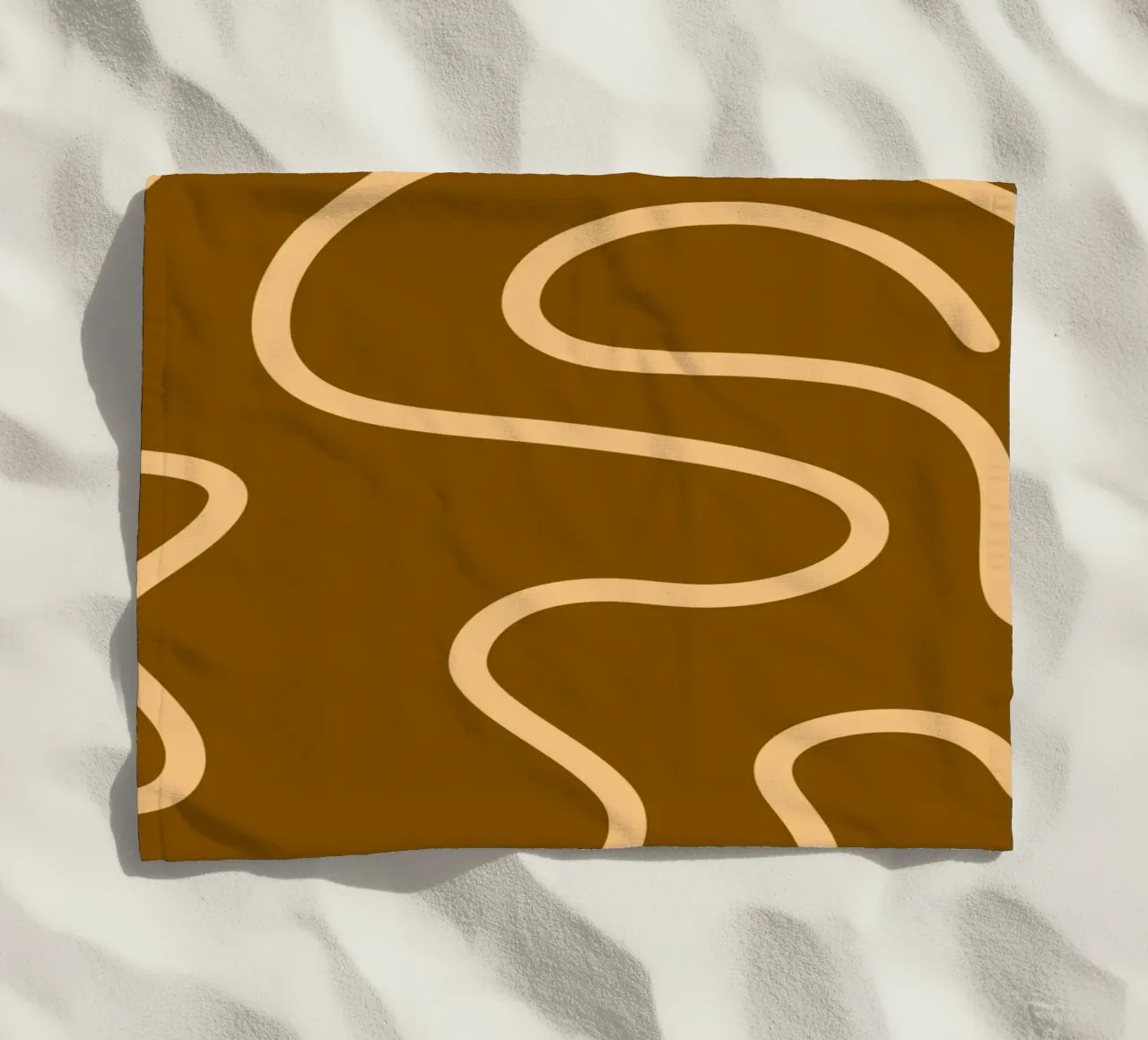 Gelbe Linie Brauner Hintergrund Strandtuch von MODERN NUANCE