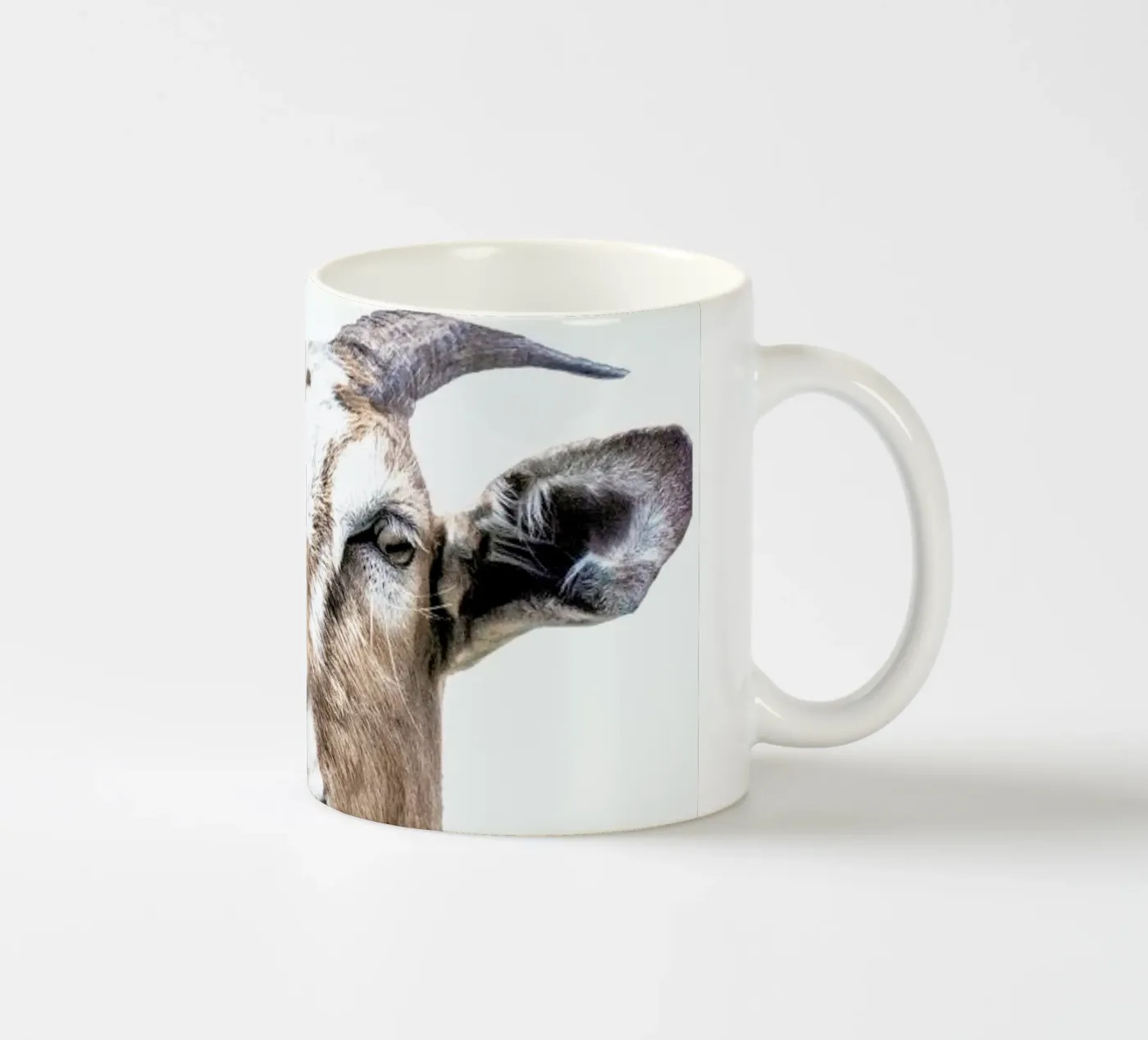 Goat tazza in ceramica da Victoria Frost