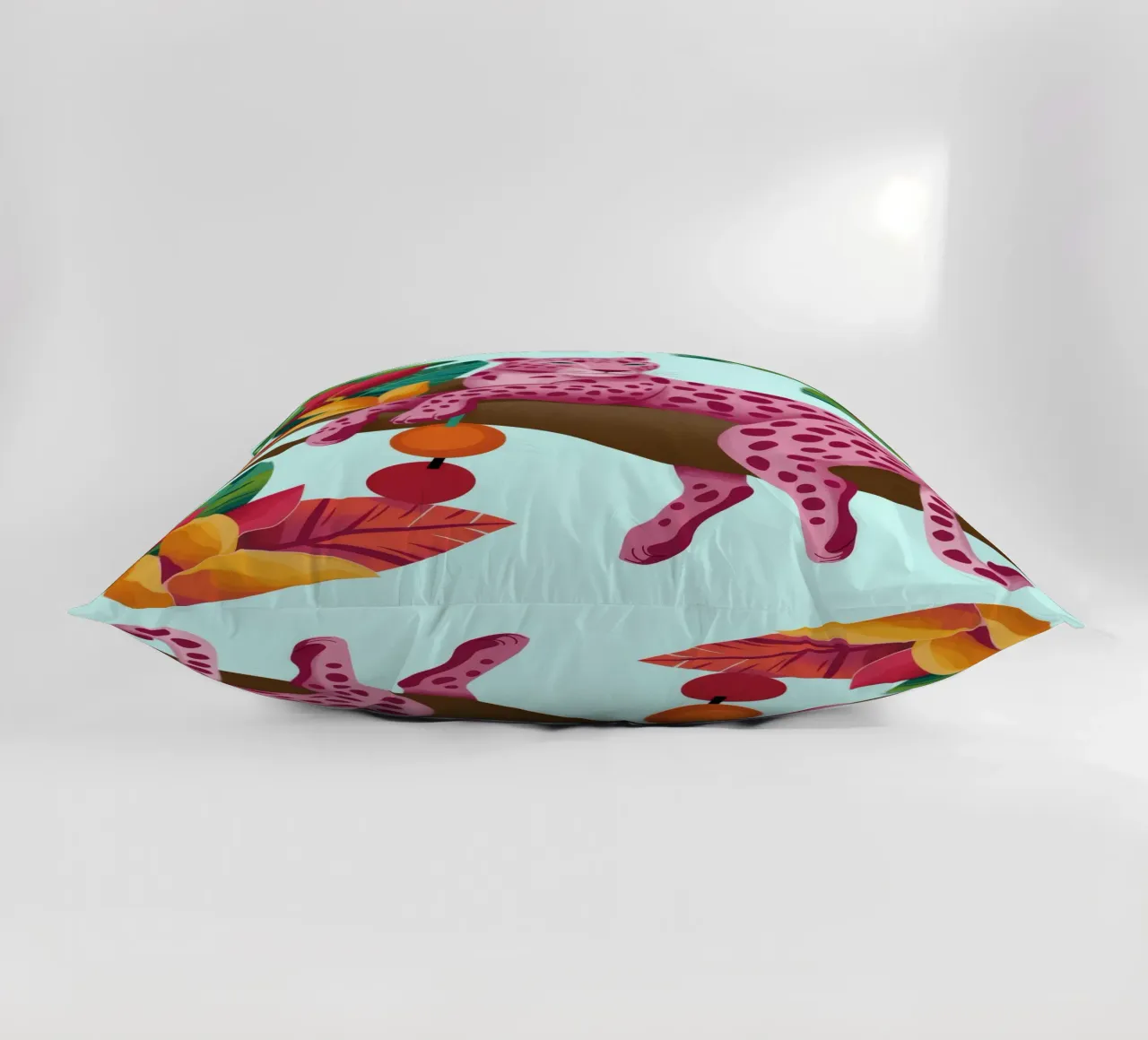Leopardo rosa esotico cuscino da Veiled Canvas