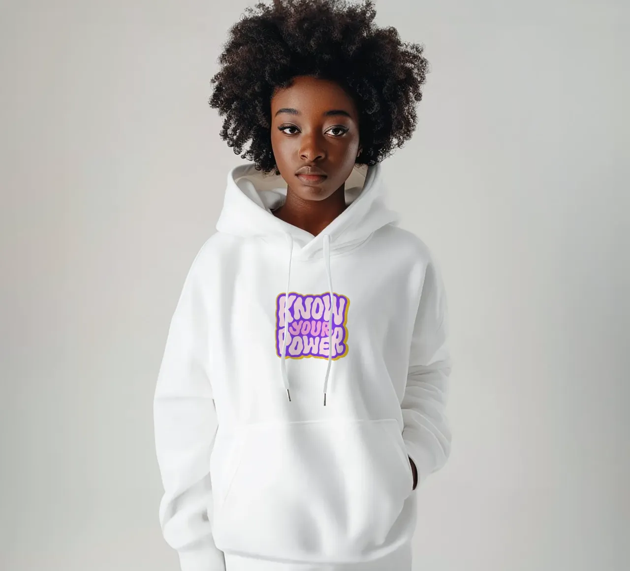 Retro Strength - Declaración de poder femenino sudadera con capucha de QuooodZ by MooodzArt
