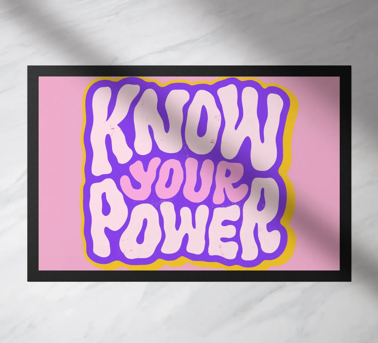 Retro Strength - Declaración de poder femenino felpudo de QuooodZ by MooodzArt